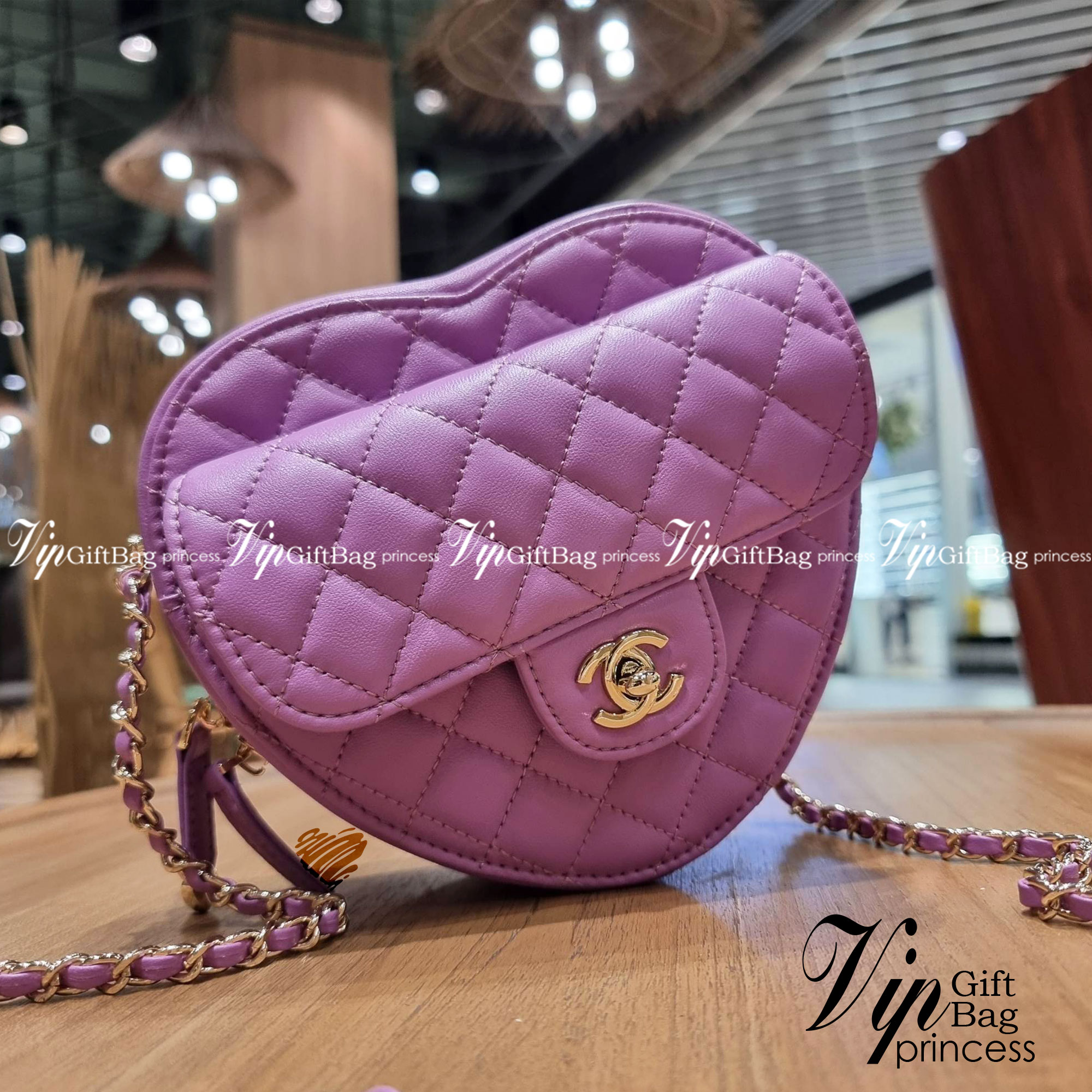 VIP 🥂 CHANEL Heart Bag Lambskin & Gold-Tone Meta ใหม่มาก สวยมาก มงมาก!! กระเป๋าสะพายสุดคิ้วท์ ที่ดีไซน์รูปทรงหัวใจไม่ซ้ำใคร น่ารักทุกสี น่าใช้ไปเลยแม่!! วัสดุหนังแกะฟอกสี เปิด-ปิดด้วยซิป ด้านหน้ามีช่องเก็บของจุกจิก ภายในเป็นช่องโล่ง ใส่มือถือ ใส่ก