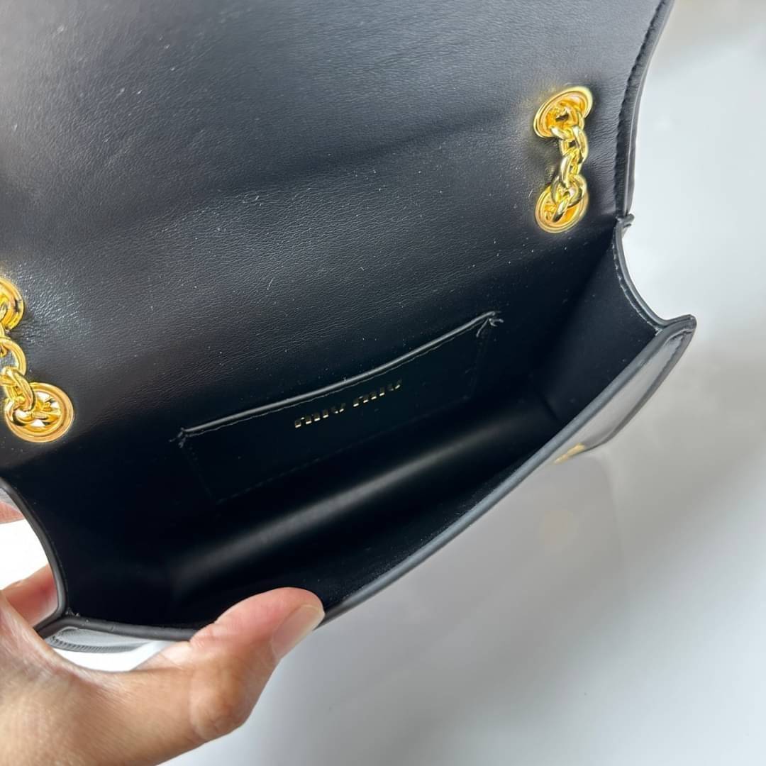Miu Miu Matelassé Nappa Leather Mini Bag / Miu Miu Woman’S Bag Chain Mini bag กระเป๋ามินิรูปทรงสี่เหลี่ยมวัสดุหนังNappa มีความนุ่มมือและเงางาม