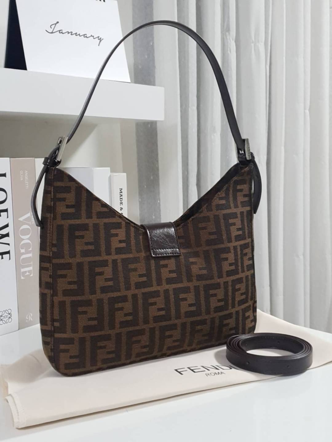 รุ่นใหม่แนะนำ!! FENDI BAGUETTE BROWN FABRIC BAG (GWP) พรีเมี่ยมกิ๊ฟ Limited Edition จาก FENDI วัสดุ CANVAS พิมพ์ลายแบรนด์ เปิดปิดด้วยฝาปิดกระดุมแม่เหล็ก ภายในมีช่องใส่ของแยกสองช่องใหญ่ พร้อมช่องซิปอีกช่อง สามารถใส่กระเป๋าสตางค์ยาว iphone เงิน ของจุกจิกได้