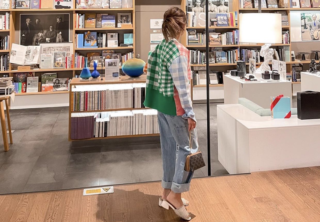 VIP 】หนังแท้ CELINE CLUTCH WITH CHAIN IN TRIOMPHE CANVAS AND LAMBSKIN WHITE/TAN กระเป๋าคลัทช์ดีไซน์เรียบหรูออกแบบมาได้อย่างลงตัว พร้อมสายสะพายโซ่ทองสุดหรู ด้วยรูปทรงที่สวยงามและทันสมัย สามารถใส่กระเป๋าสตางค์ใบสั้นหรือเครื่องสำอางค์ได้ตามขนาดกระเป๋า ในเรื่