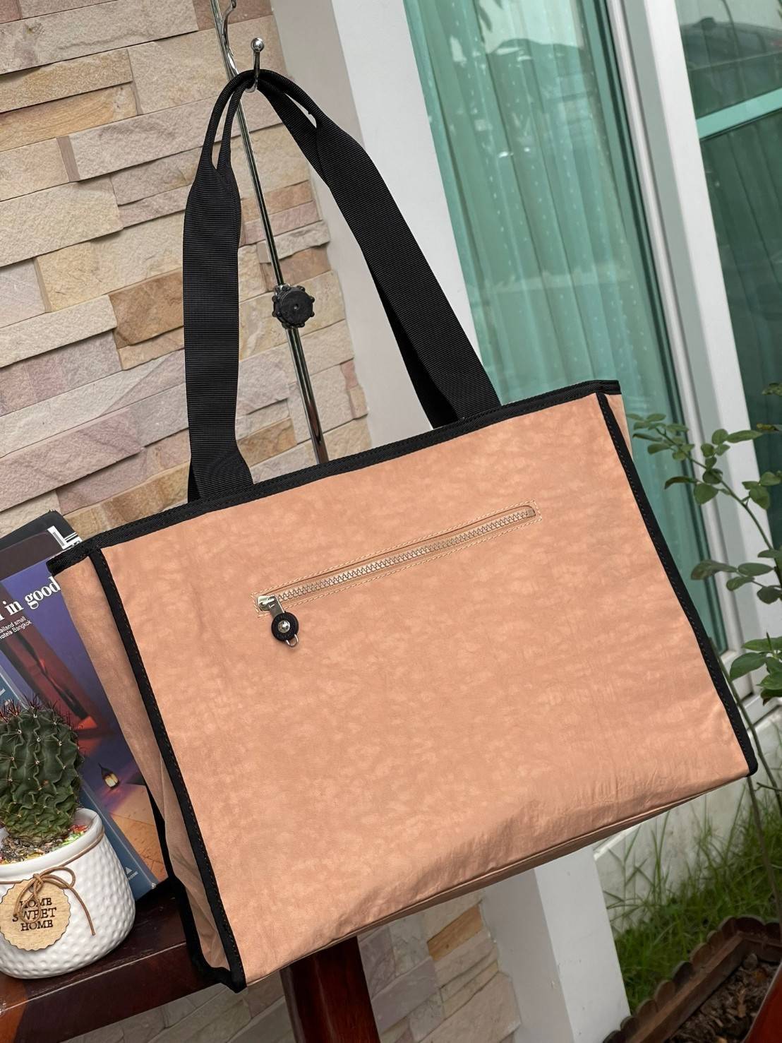 Kipling Stacey Tote Bag(KI3101) คอลเลคชั่นใหม่ล่าสุดจากkipling เป็นกระเป๋าที่มีสายคล้องเอาไว้ใช้งานบริเวณไหล่ สามารถจัดเก็บสิ่งของได้ในจำนวนมาก รวมไปถึงตัวซิปที่มีความไหลลื่น ใช้งานง่ายไม่มีสะดุดในขณะเดียวกันตัวกระเป๋าเองก็มีน้ำหนักเบามาก ๆ พื้นฐานที่สามา