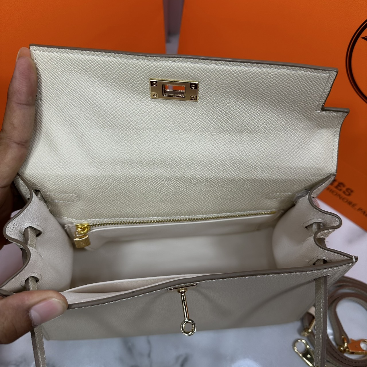 ORI หนังแท้ | Hermes Kelly 25cm / 28cm กระเป๋าสะพายที่สุดแห่งหรูหราลัคชู นิยามของความสง่างามเหนือกาลเวลา แบรนด์เนมในฝัน งดงามดั่งเจ้าหญิง