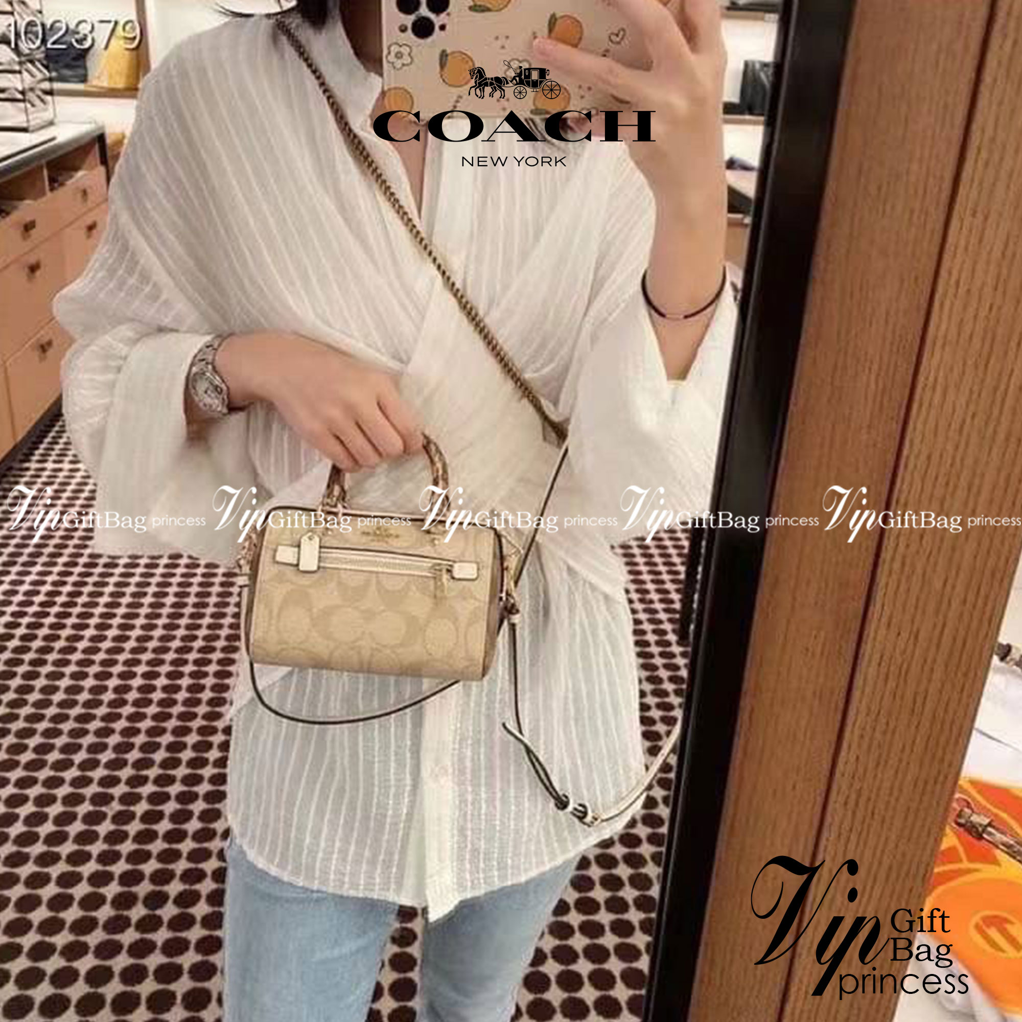จิ๋วแต่แจ๋วไปเลยค่าา😘 COACH MICRO ROWAN CROSSBODY ((2300)) MINI พร้อมส่ง! บอกเลยสาวๆห้ามพลาด ใบจริงสวยมากๆค่ะ! กระเป๋าขนาดมินิๆ หนังCanvas ผสมหนังบายหูตรงหูหิ้วได้ลงตัวสวยวามมากๆเลยค่ะ//ด้านหน้ามีช่องซิปเล็กใส่เหรียญ เปิดปิดช่องหลักแบบซิป ภายในใส่