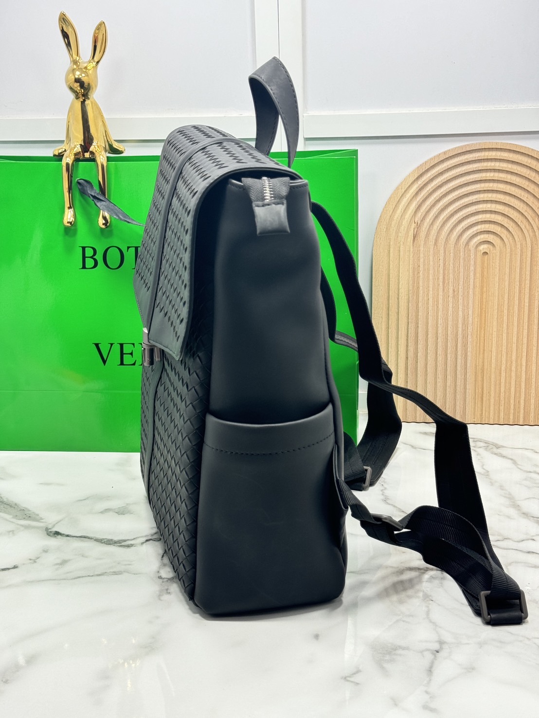 ORI หนังแท้ | Bottega Shadow Signature Flap Backpack / Bottega Backpack กระเป๋าเป้ กระเป๋าสะพายหลัง โดดเด่นด้วยงานสานตารางสวยคลาสสิคเรียบหรูเป็นเอกลักษณ์