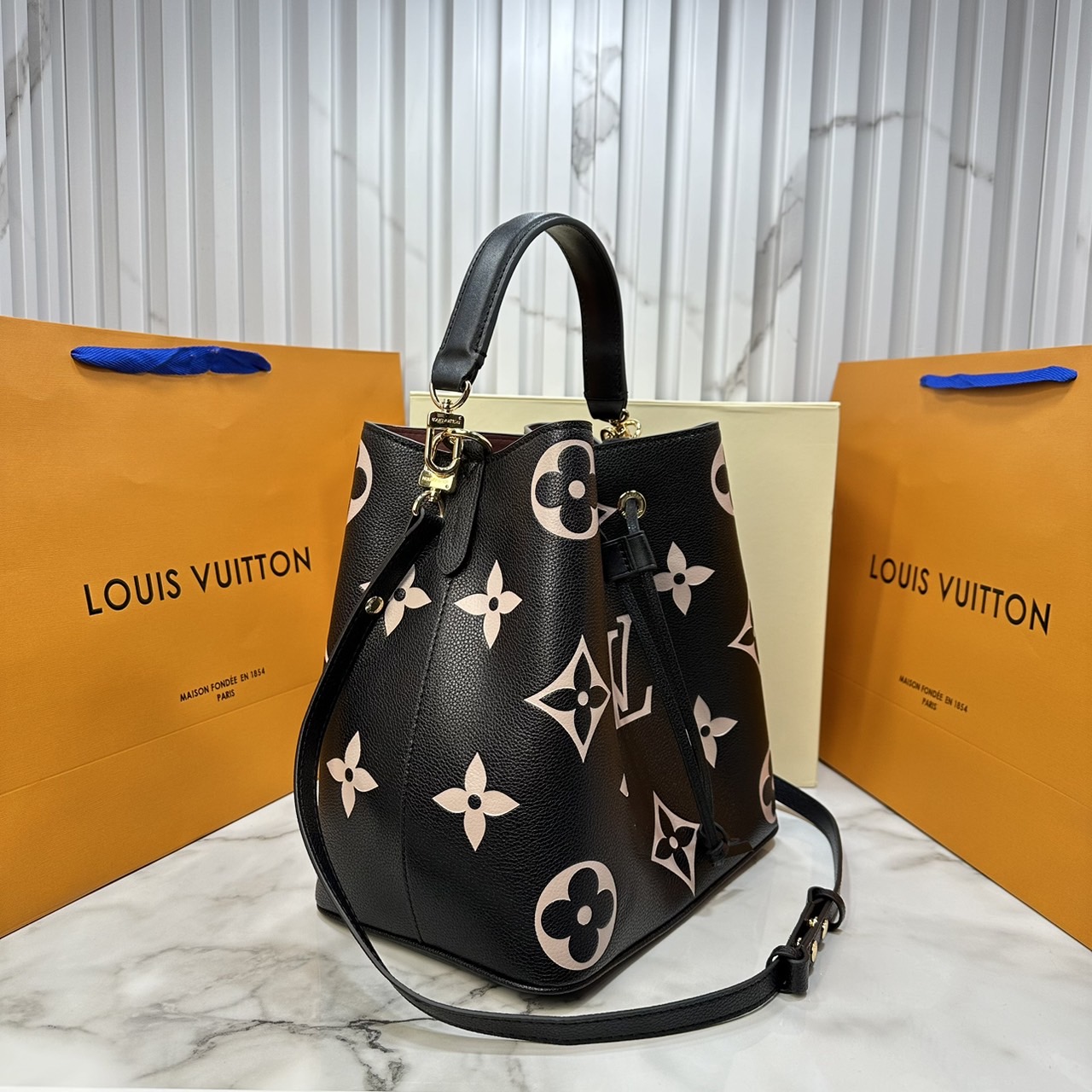 LV NeoNoe Bucket Bag / LV NéoNoé MM Bicolor Monogram Empreinte Leather กระเป๋าสะพายทรงบัคเก็ตใบใหญ่ โดดเด่นและเป็นเอกลักษณ์ด้วยการตกแต่งลายพิมพ์