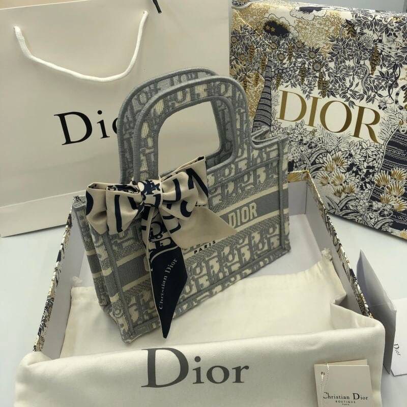 CHRISTIAN DIOR MINI BOOK TOTE กระเป๋าถือทรง Shopping ไซส์มินิ สวยคลาสสิค พกพาสะดวก ใช้งานง่ายสุดๆ วัสดุงานทอละเอียดคุณภาพดี ภายในเป็นช่องโล่ง ใบจริงงานสวยเกินเบอร์!! ไม่ผิดหวังจ้า