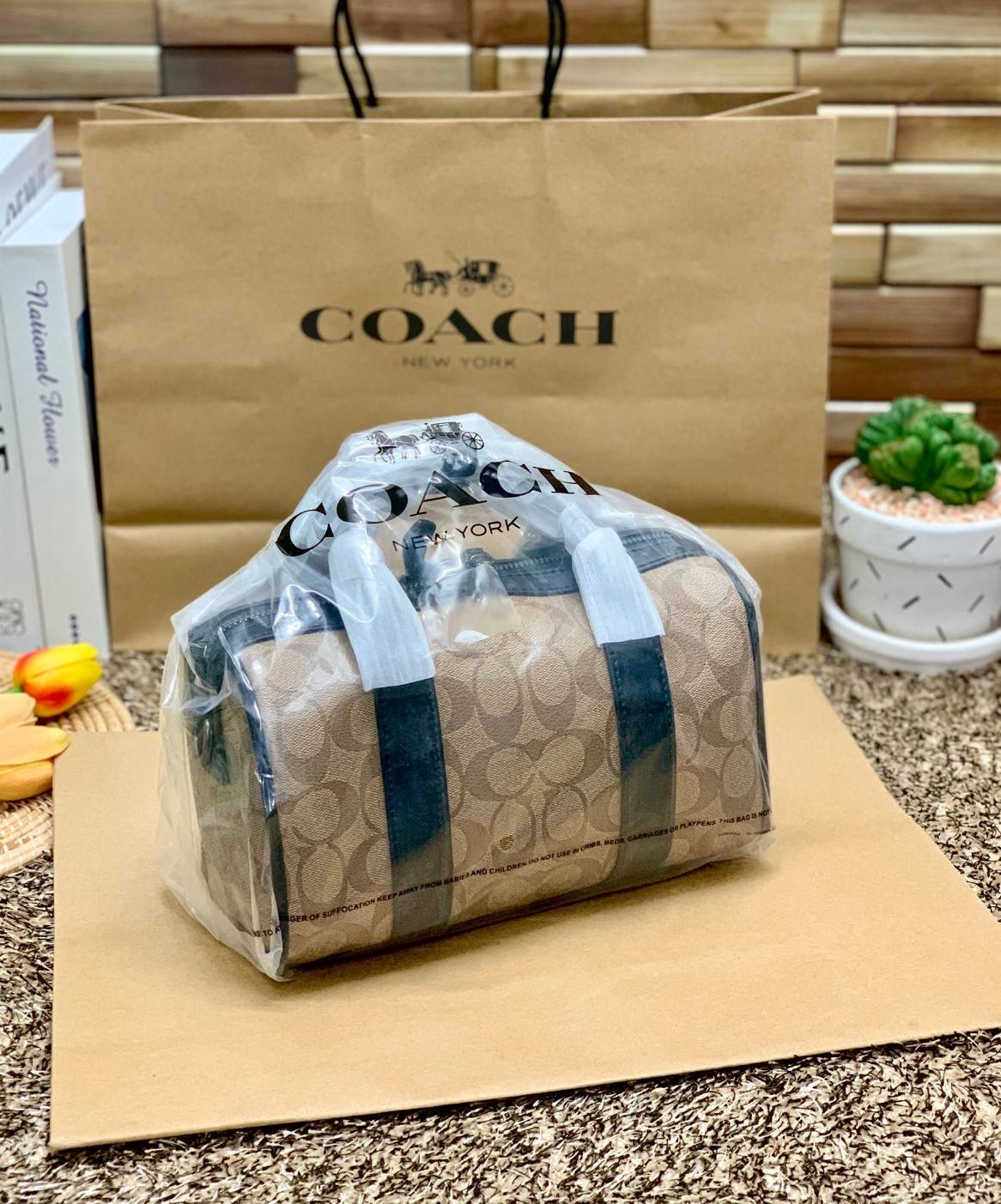COACH GOTHAM DUFFLE 24 IN SIGNATURE CANVAS CA186 พร้อมส่ง กระเป๋าทรงหมอนรุ่นใหม่บ่าสุดปี 2022 รุ่นนี้สามารถใช้ได้ทั้งชาย//หญิง หนังแท้อย่างดี นิ่มทรงสวย มากๆค่ะ เปิด-ปิดกระเป๋าแบบซิปคู่ด้านบนมีกระดุมรวบหูหิ้วให้ด้วยนะคะ ภายในกระเป๋าสามารถใส่สัมภาระที่จำเป