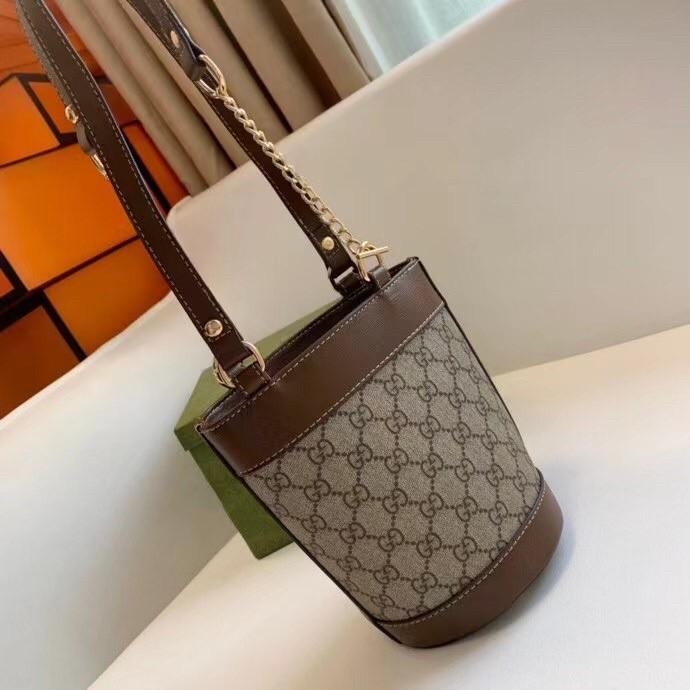 VIP 】Gucci Horsebit Gift Bag กระเป๋าสะพายข้าง Premiumgift วัสดุหนังแท้ เปิด-ปิด ด้วยกระดุมแม่เหล็ก ด้านในโล่ง ใส่ตังค์ ใส่โทรศัพท์ Iphone+ ได้ สายยาวปรับระดับได้ Crossbody ได้ น้ำหนักเบา มาพร้อมกล่องแบรนด์ สวยหรูดูแพง จะซื้อใช้เองหรือเป็นของขวัญก็เหมาะ ได