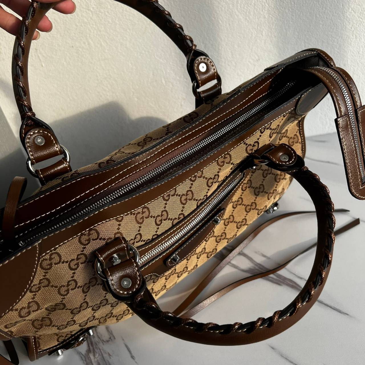 หนังแท้ Gucci The Hacker Project medium Neo Classic bag พร้อมส่งที่ไทย มาแล้วนะค้า มาแรง ขายดีม๊ากกกค่ะ GUCCI x BALENCIAGA CITY BAG ใบนี้มีสายสะพาย มาแรงที่สุดในตอนนี้ เป็นการออกแบบร่วมกันของ2แบรนด์ดัง เฟียส สวย แพทเทิร์นลาย ทรง เป๊ะๆ งานเทพสุดแบบเทียบแท้