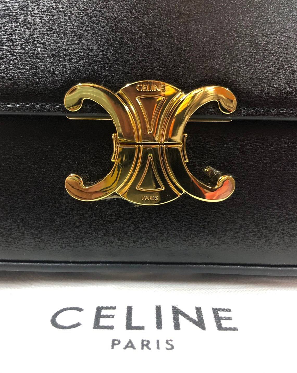 หนังแท้ CELINE CHAIN BAG TRIOMPHE IN SHINY CALFSKIN BLACK ก็ปังๆ ยาวๆ ไปเลยสิค่ะ งานหนังแท้ทั้งใบสวยหรู สวยมากกก เก๋มาก ต้องมีแล้วค่าา แบบใหม่ล่าสุด งานพึ่งเข้ามาน้อยน้าา ราคาดีไปอีก ภาพสินค้าถ่ายจากงานขายจริง ใช้งานต่างประเทศได้เลยค่าา