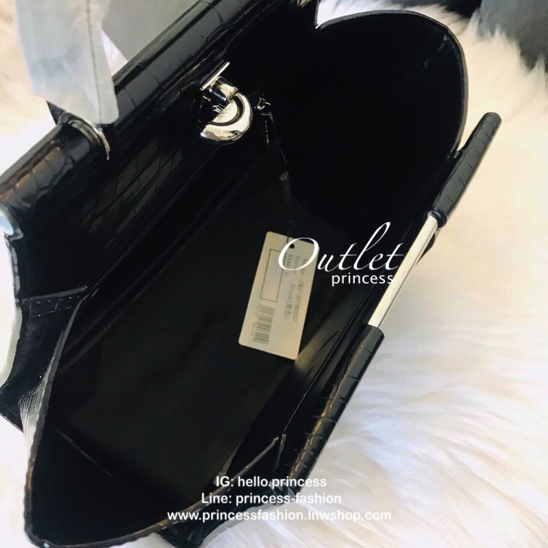 New arrival!! CHARLES & KEITH CROC-EFFECT TRAPEZE BAG กระเป๋าสะพายรุ่นใหม่ล่าสุด วัสดุหนังเรียบเงาสวย นิ่ม น้ำหนักเบา อะไหล่เงิน เปิดปิดกระเป๋าแบบกดล็อก ด้านในโล่งกว้างมีช่องซิปสำหรับใส่ของ ใส่กระเป๋าสตางค์ใบยาว Iphone+ได้ทุกรุ่น มาพร้อมสายสะพายยาวถอด-ปรั