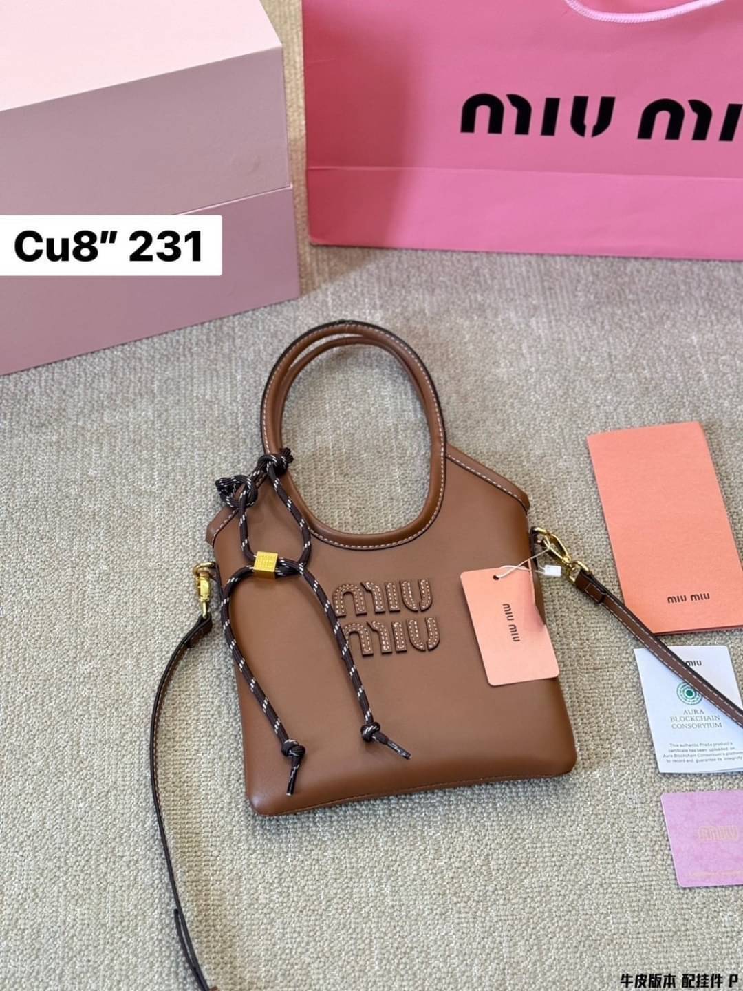 MIU MIU IVY leather handbag กระเป๋าถือทรงโท้ทงานหนังเรียบเต็มใบ ไซส์มินิมีความยูนิค พร้อมเชือกสุดคิ้ว ภายในเป็นช่องโล่ง ใส่ของสำคัญได้ พกพาไปไหนก็ได้