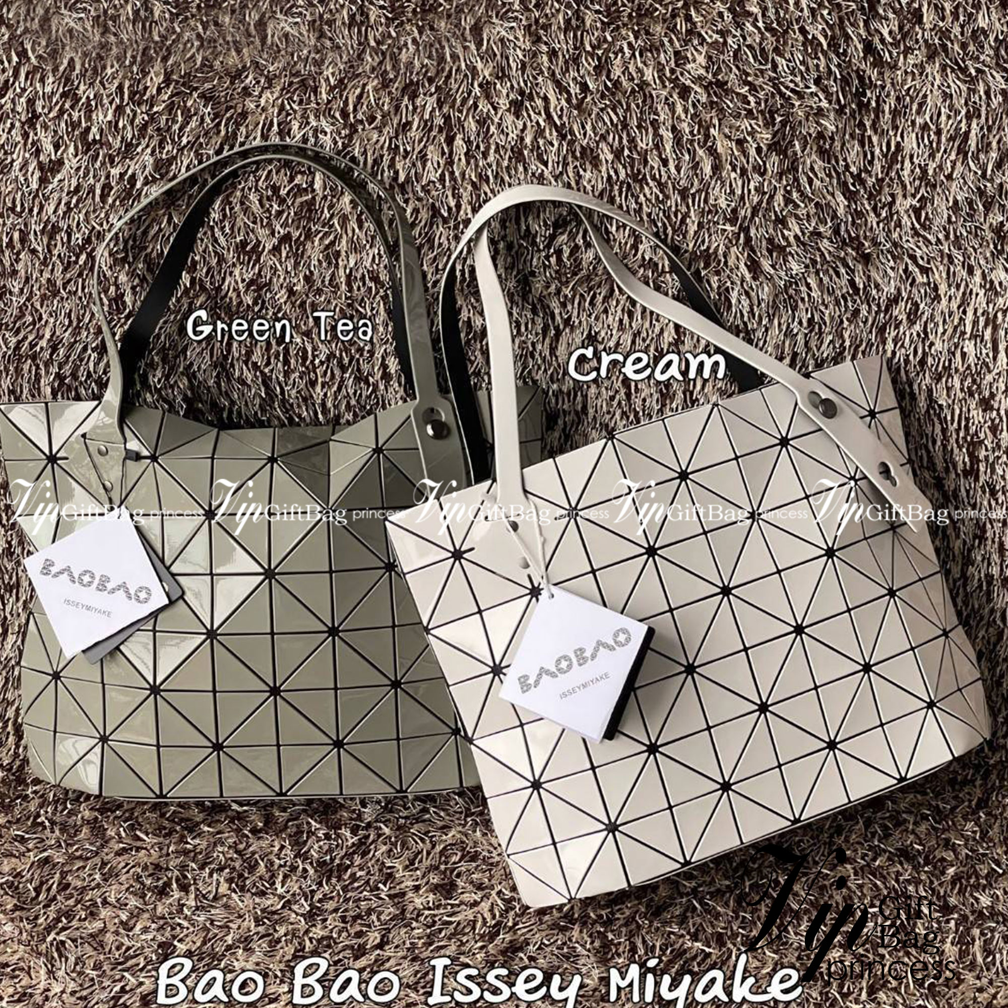 Bao Bao Issey Miyake ROCK MATTE ซีรีส์นี้จะเป็นทรงสี่เหลี่ยมผืนผ้า มีซิปปิดด้านบน ถือเป็นรุ่นที่เหมาะกับการใช้งานในชีวิตประจำวัน สามารถพับมุมและบริเวณด้านล่างของกระเป๋าเพื่อเพิ่มความสะดวกสบายในการใช้งาน ทั้งยังช่วยให้วางกระเป๋าในแนวตั้งได้อีกด้วย แผ่นต่อส
