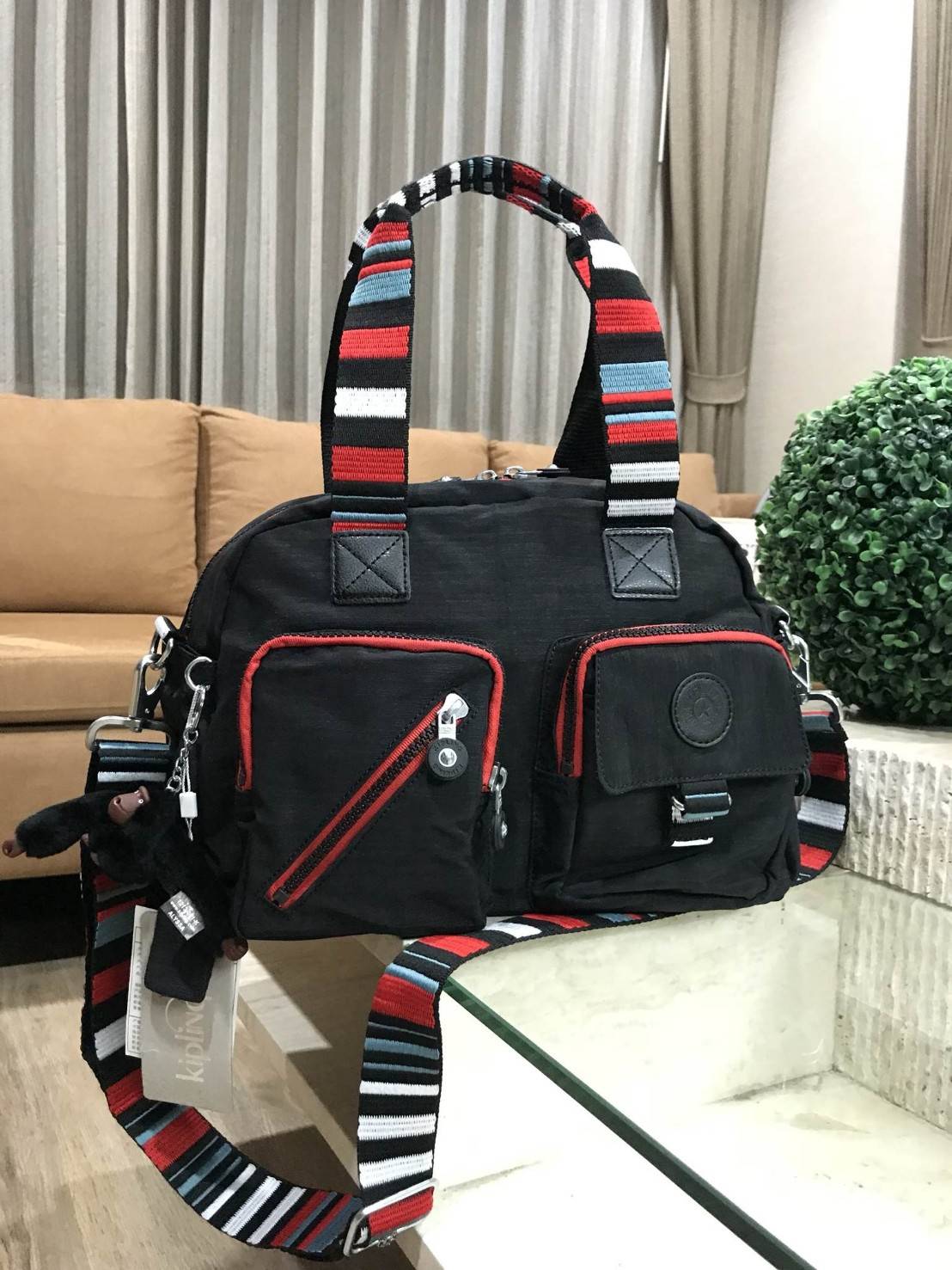 KIPLING NYLON CITY BAG กระเป๋าถือหรือสะพาย สไตล์ลำลอง วัสดุ Nylon+Polyester 100% น้ำหนักเบา มีหูหิ้วจับถนัดมือเ เละสายสะพายยาวปรับได้ มือจับหูหิ้วเป็นหนังปั๊มโลโก้ เปิดปิดด้วยซิปอมีช่องซิปใส่ของ ด้านหน้า และด้านหลังอเเยกเป็นสัดส่วน หัวซิปเเบรนด์ ภายใน กว้