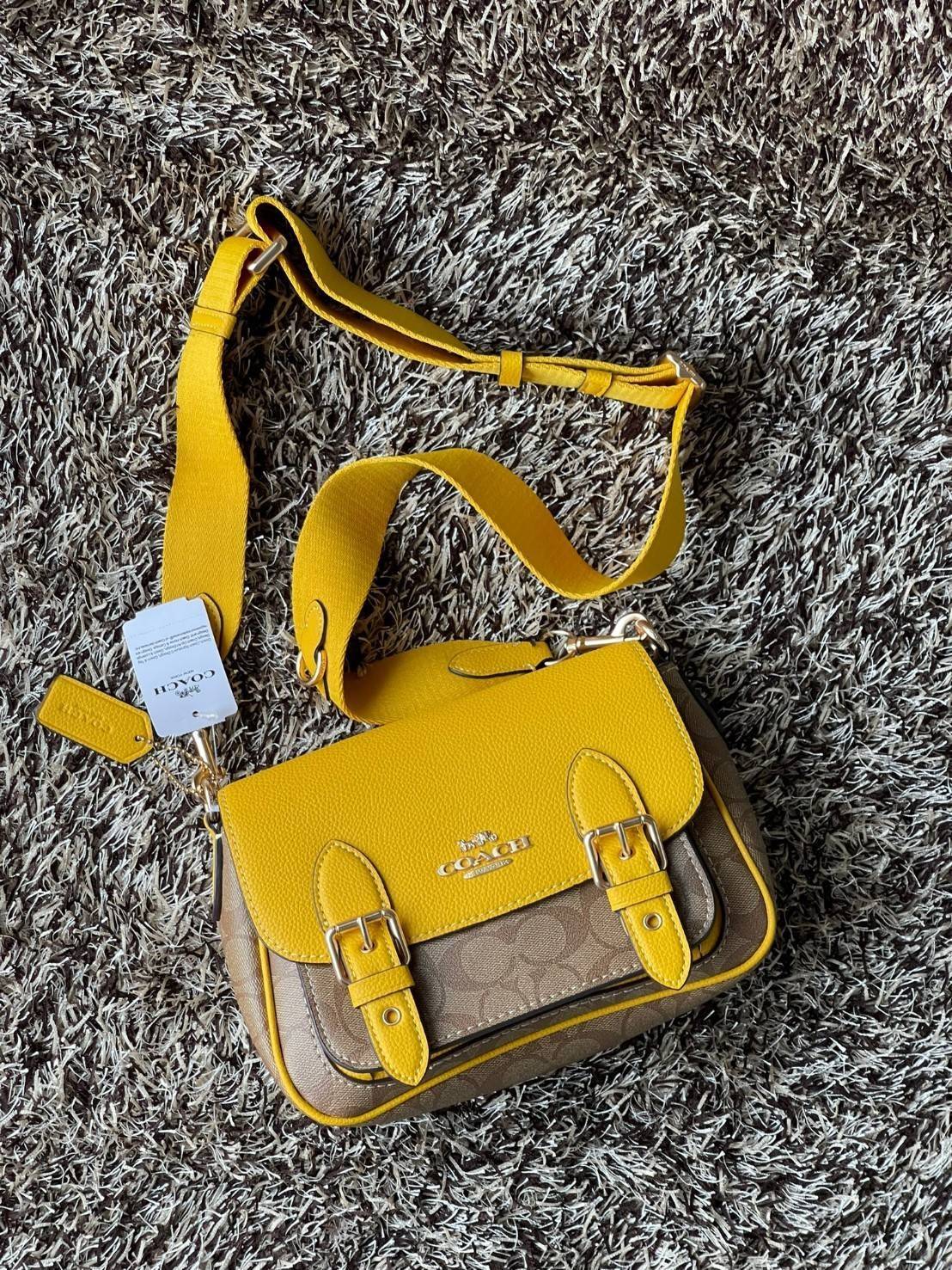 COACH Lucy Crossbody กระเป๋าใบนี้ขนาดกะทัดรัดกำลังดี เพียงพอสำหรับใส่ของจำเป็นที่ต้องการพกติดตัว ที่สำคัญใช้งานง่ายสามารถหยิบของได้สะดวกรวดเร็ว วัสดุผ้าใบเคลือบซิกเนเจอร์และหนังกรวดละเอียด ด้านในมีซิปและกระเป๋าอเนกประสงค์ ปิดสแน็ปอิน กระเป๋าแบบเปิดด้านนอก