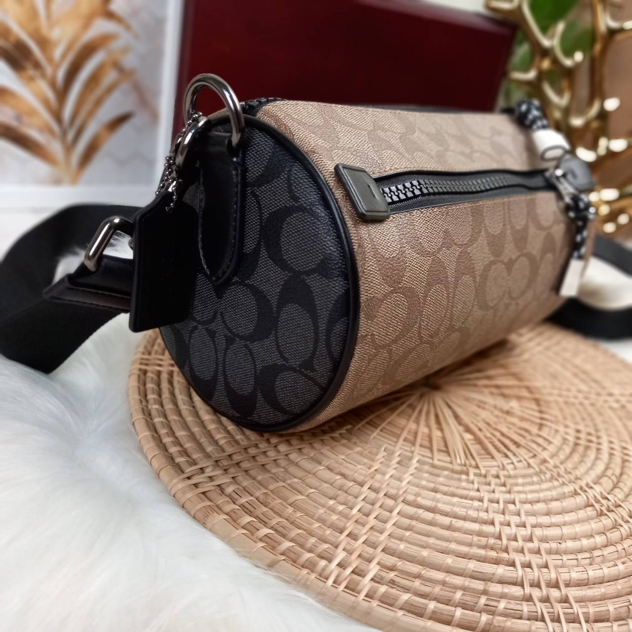 COACH BARREL SIGNATURE CANVAS CROSSBODY (C2957) กระเป๋าสะพาย ทรงเก๋ ขนาดกำลังดี ที่บอกได้คำเดียวว่า เท่ไม่หยอก!! คือดีย์มาก!!// วัสดุแคนวาส ผสมหนังแท้ ลาย SIGNATURE รูปทรงกระบอก// เปิด-ปิด ด้วยซิบ ด้านในโล่งกว้าง เก็บของได้เยอะ// มาพร้อมสายสะพาย สายสปอร์ต