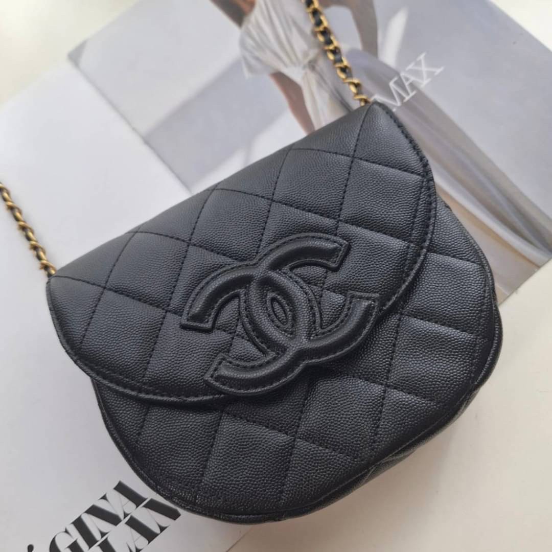 CHANEL VIP CROSSBODY CHAIN BAG กระเป๋าทรงครอสบอดี้ ที่กำลังมาแรงมาในตอนนี้ หนังพียูพรีเมี่ยมลายคาเวียร์ อะไหล่ทองวินเทจทั้งใบ ด้านหน้าประดับโลโก้หนูสุดหรู