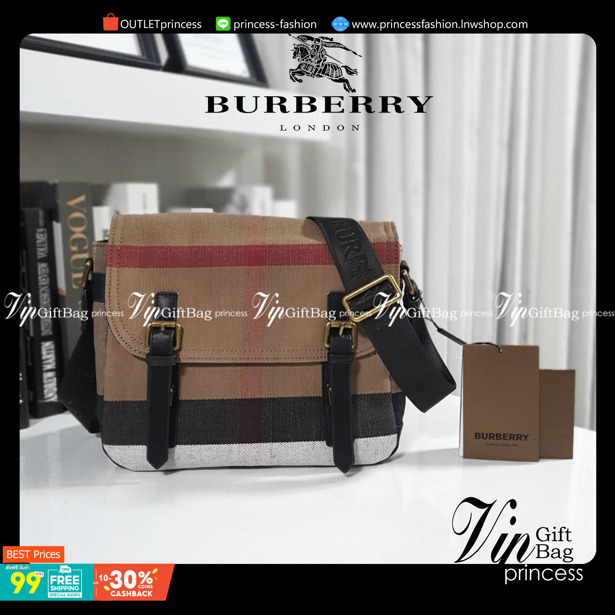 พร้อมเป็นของขวัญ มอบให้คุณผู้ชายแล้วค่ะ สำหรับ BURBERRY MASSENGER VINTAGE BAG VIP GIFT WITH PURCHASE (GWP) พรีเมี่ยมกิ๊ฟ Limited Edition จากBURBERRY วัสดุผ้าแคนวาสโทนสีสุภาพ คลาสสิค ด้ายหลังมีช่องกระดุมใหญ่ ตัวกระเป๋าเปิดปิดด้วยตัวล็อค ภายในมีช่องแยก2ช่อง