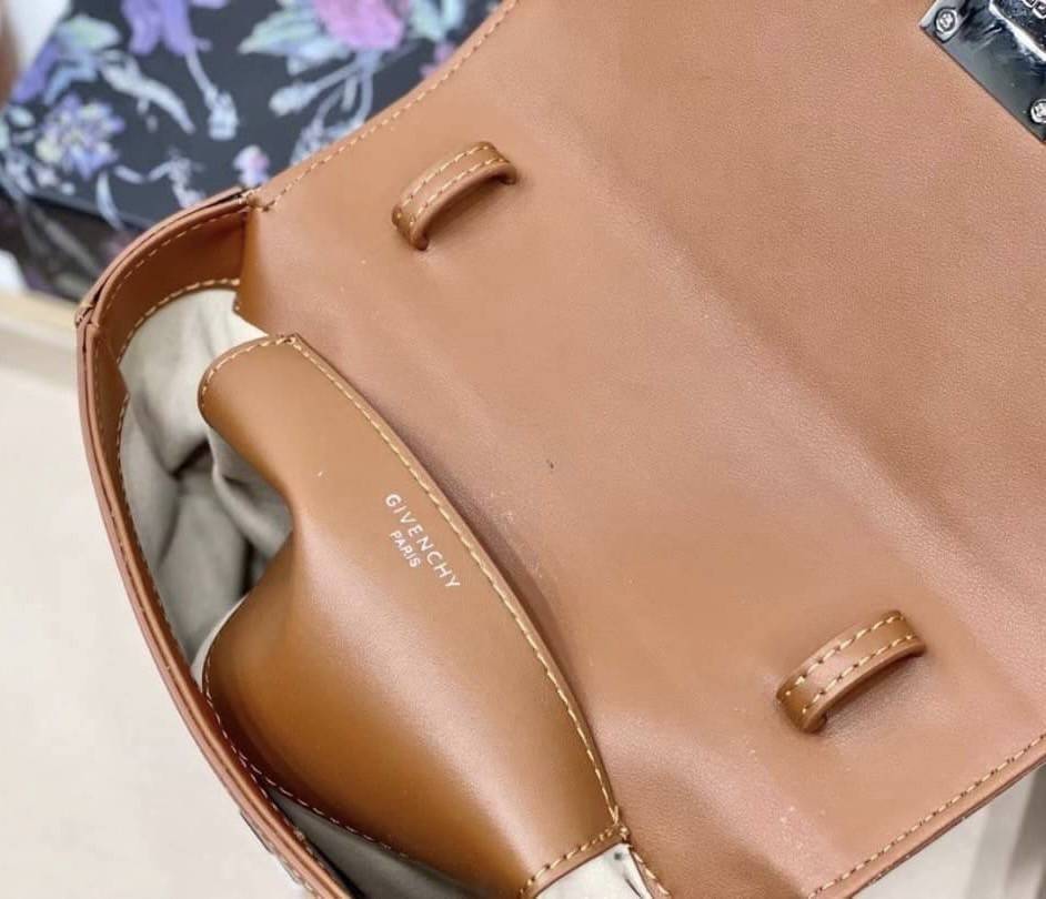 Givenchy Introducing 4G Medium Shoulder Bag วัสดุหนังแท้ อะไหล่สีเงิน ดีไซน์สวยงามทันสมัยรูปทรงสี่เหลี่ยมแบบคลาสสิก มาพร้อมสายหนังตีแบรนด์ Givenchy อันเป็นเอกลักษณ์เฉพาะของแบรนด์