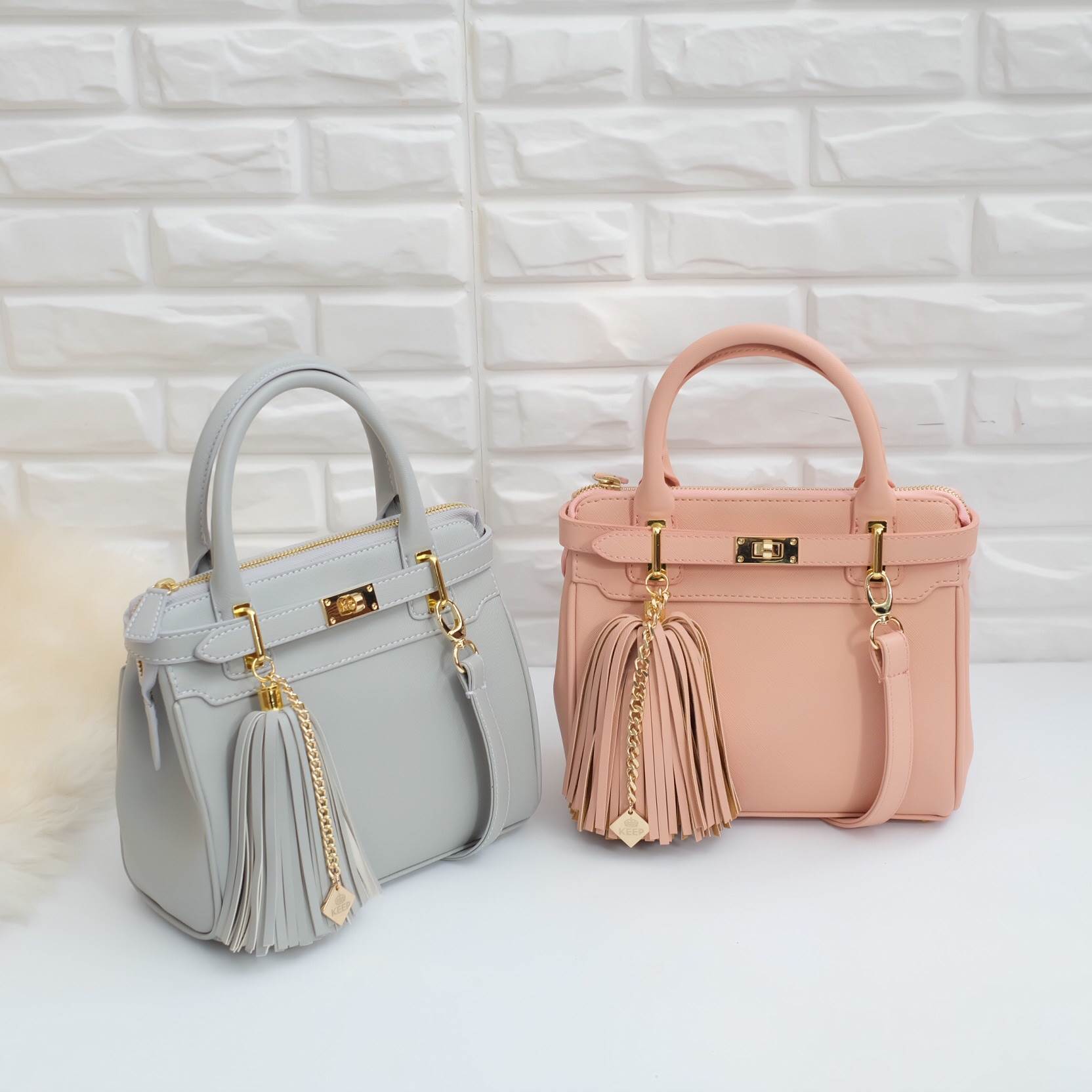 รุ่นขายดีที่สุด สีมาเพิ่มใหม่ค่ะ หนังแกะสังเคราะห์สวยมากคะ รุ่น KEEP Gasia hand bag with frink key สวย น่ารัก ขนาดตอบทุกโจทย์การใช้งาน เห็นแล้ว **เลิฟเลยค่า ตัวกระเป๋าขนาดกำลังดี สวยมาก ดูแลรักษาง่าย ประดับด้วยพู่ ฟรุ้งฟริ้งสุดๆ ทำให้กระเป๋าเก๋ ขึ้น ตกแต่