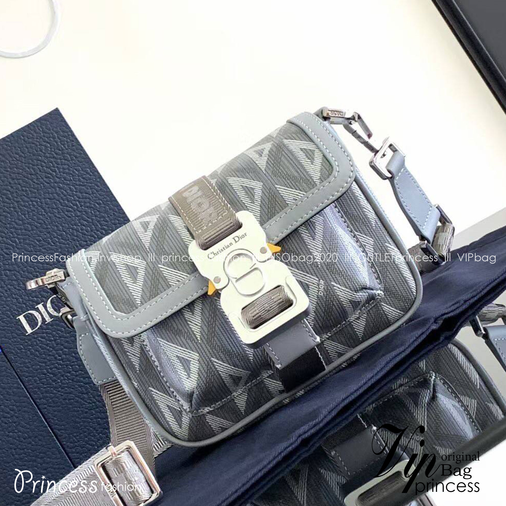 MINI DIOR HIT THE ROAD BAG / Dior Mini Messenger Bag / CD Diamond Messenger Bag ท็อปออริสลับแท้ เกรดดีสุด พร้อมส่ง กระเป๋าสะพาย รุ่นใหม่ล่าสุดคอล Summer 2023 ที่หนุ่มๆไม่ควรพลาด สวยหรูหราเป็นเอกลักษณ์แบรนด์