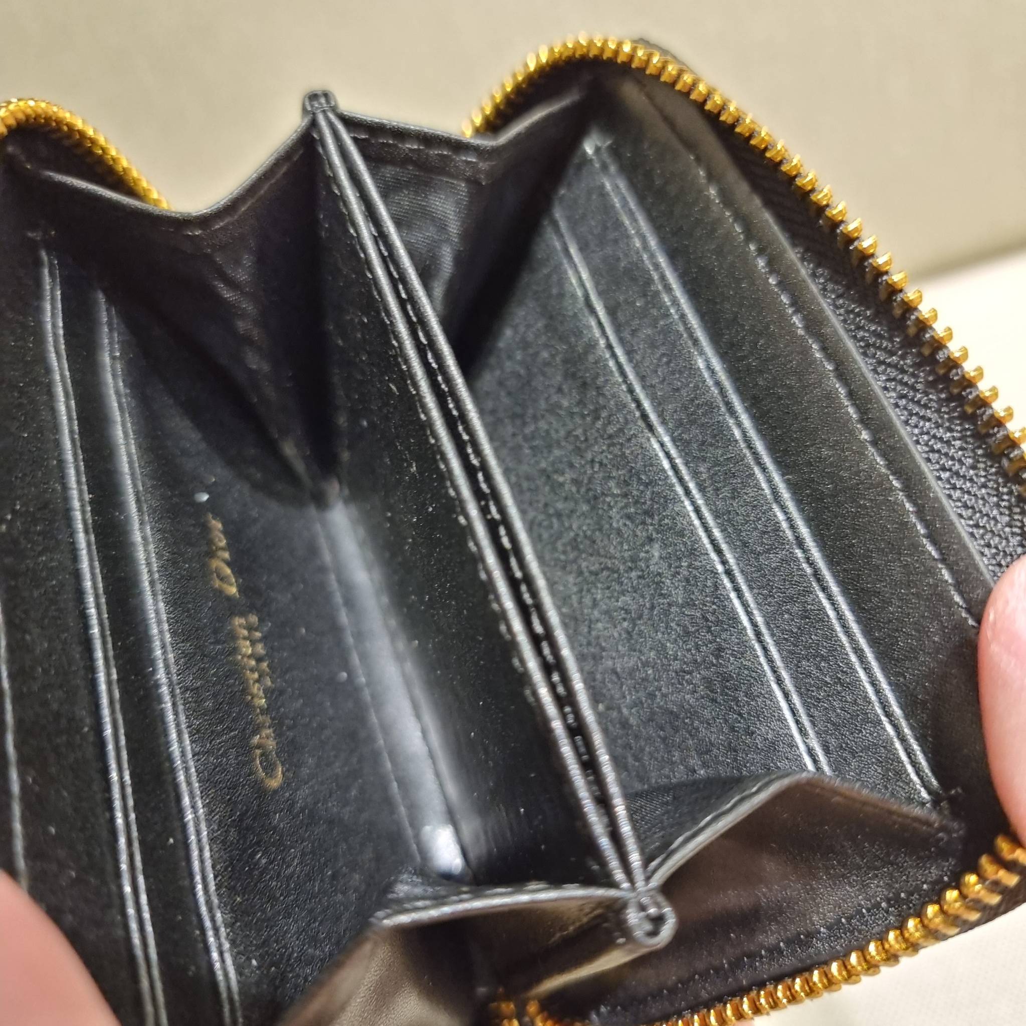 VIP 】CD ZIP AROUND SHORT WALLET WITH GWP กระเป๋าสตางค์ใบสั้นซิปรอบ พรีเมี่ยมกิ๊ฟจากเคาน์เตอร์ วัสดุผ้าแคนวาสปักลาย สลับหนังแท้ภายใน ดีไซน์เรียบหรู ผู้ดีที่สุด!! ภายในมีช่องใส่บัตร ใส่ธนบัตรได้ (แบบพับ) หรือจะพกไว้ใส่เหรียญ สะดวกใช้มากๆ มาพร้อม box set ในร