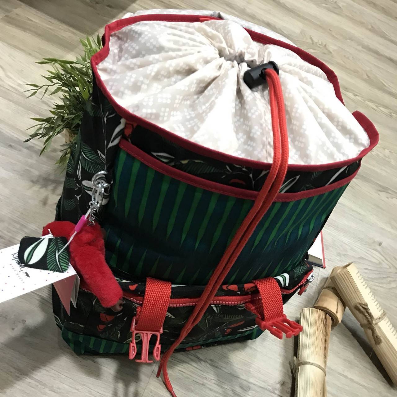 KIPLING EXPERIENCE PREMIUM BACKPACK (LARGE) รุ่นยอดนิยมใบใหญ่กำลังดีวัสดุ Nylon+Polyester100% น้ำหนักเบา Multicolor ลวดลายสวยตามคอนเซปคอลเลคชั่นใหม่ มีช่องซิปใส่ของด้านหน้าช่องใส่ของด้านข้าง2ฝั่ง หัวซิปเเบรนด์ ภายในมีช่องใส่ Notebook พร้อมฟองน้ำ Support ค