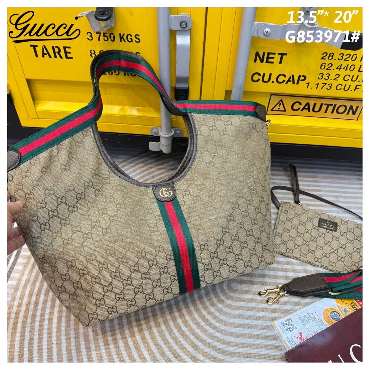 Gucci Giglio Large tote bag กระเป๋าทรงสะพายทรงโท้ทใบใหญ่ ดีไซน์ใหม่ล่าสุด สวยหรู่เท่มาก มาพร้อมใบเล็กเข้าเซ็ท พร้อมสายสะพายยาวเขียวแดงเป็นเอกลักษณ์ ภายในโล่งกว้าง