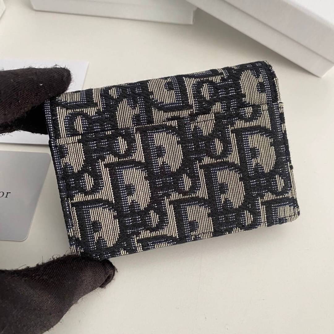 DIOR Wallet / DIOR SADDLE FLAP CARD HOLDER กระเป๋าใส่เหรียญใส่การ์ดงานหนังแท้และผ้าแจ็คการ์ด อะไหล่ทอง มาพร้อม กล่อง ถุงผ้า ถุงกระดาษ พร้อมส่งที่ไทย ภาพสินค้าถ่ายจากงานขายจริง ใช้งานต่างประเทศได้