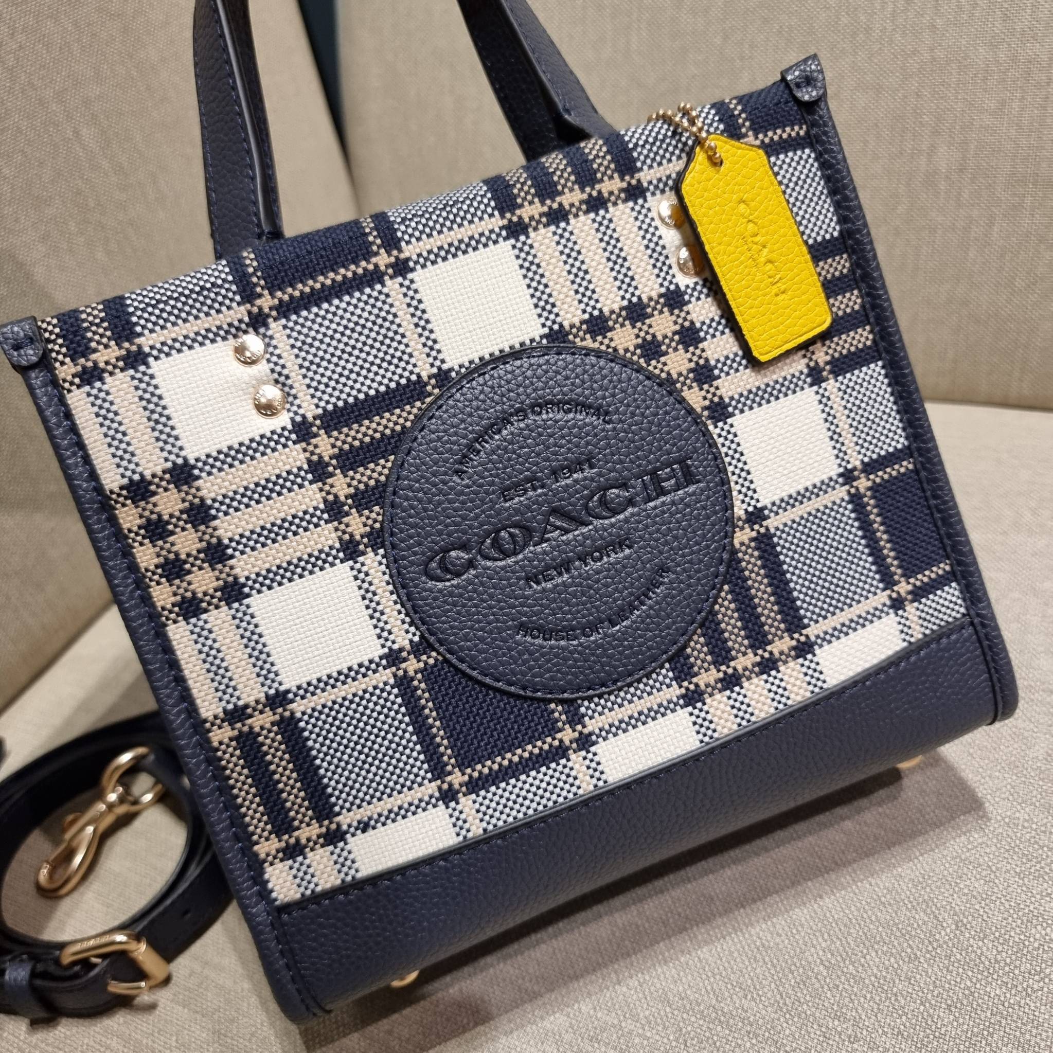 COACH C8198 DEMPSEY TOTE 22 WITH GARDEN PLAID PRINT AND COACH PATCH คอลใหม่สุดคิ้วท์ หวานๆใสๆ น่ารักชะมัด!! ดีไซน์ลายสก็อต เหมาะกับฟีลลิ่งปิคนิคเป็นที่สุด กระเป๋าทรงโท้ท ไซส์กำลังสวย ฟังก์ชั่นการใช้งานก็สะดวกที่สุด มีทั้งสายคล้องในตัว และสายครอสบอดี้ วัสด
