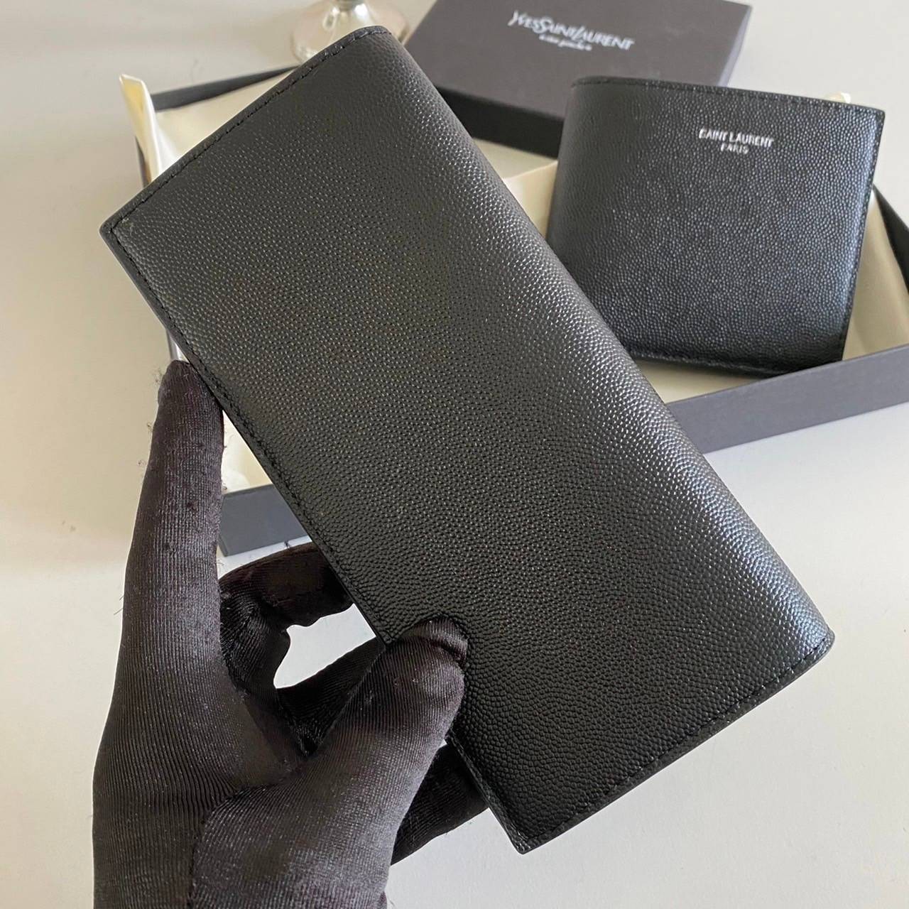 หนังแท้ Yves Saint Laurent YSL Wallet / YSL Long Wallet กระเป๋าสตางค์ผู้ชายใบสั้น/ยาว ใช้งานง่าย เรียบแต่หรู หนังอัดลายคาเวียร์มีช่องใส่การ์ดได้เยอะ งานหนังแท้ทั้งใบ ภาพสินค้าถ่ายจากงานขายจริง ใช้งานต่างประเทศได้