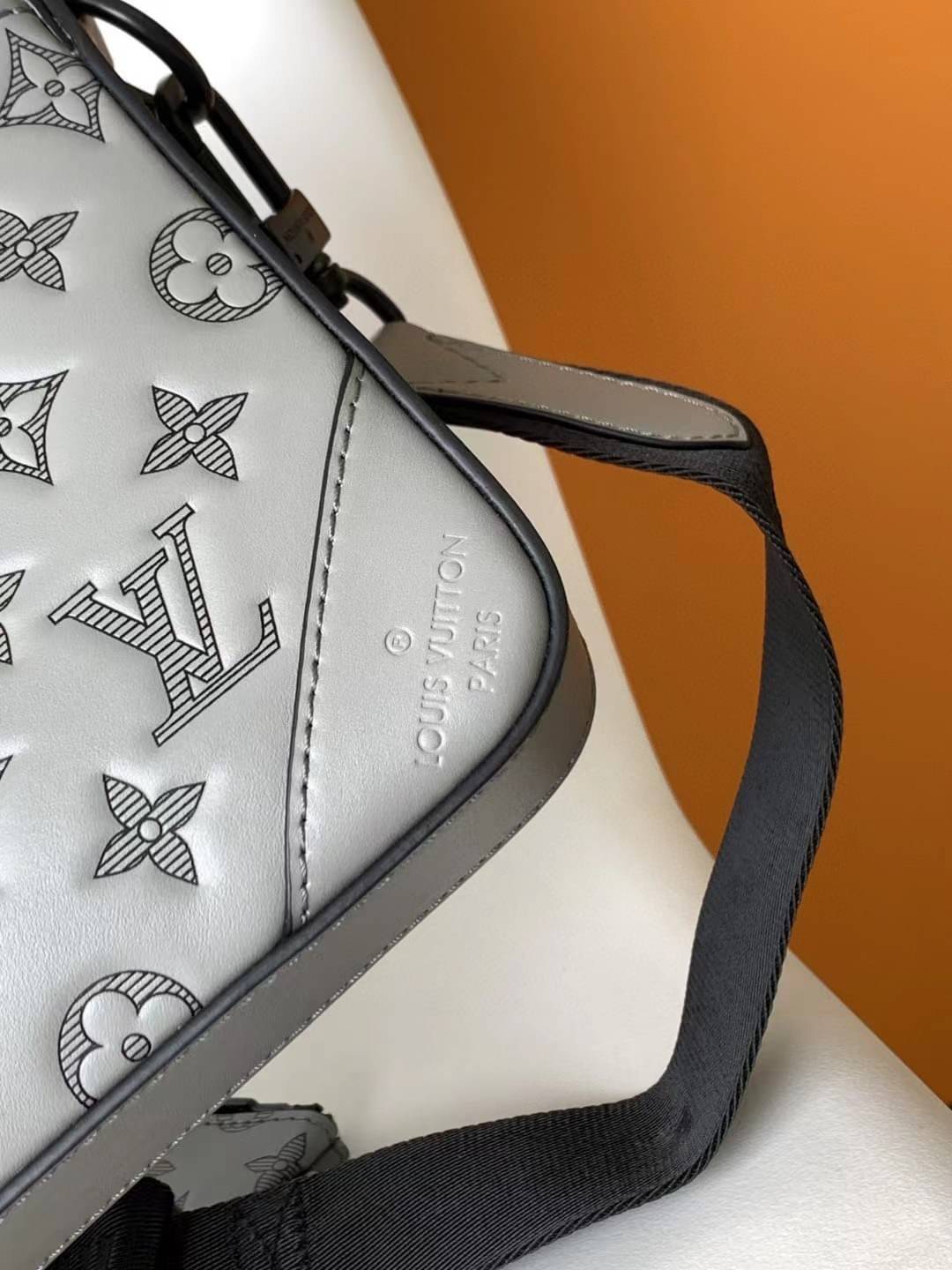 LV Duo messenger Gray Monogram Shadow เกรดใช้งานสลับใบจริงได้ เทพออริจินอล เนื้องานสวยงาม หนังแท้ ใช้ได้ทั้งชายหญิง ภาพสินค้าถ่ายจากงานขายจริงใช้งานต่างประเทศได้