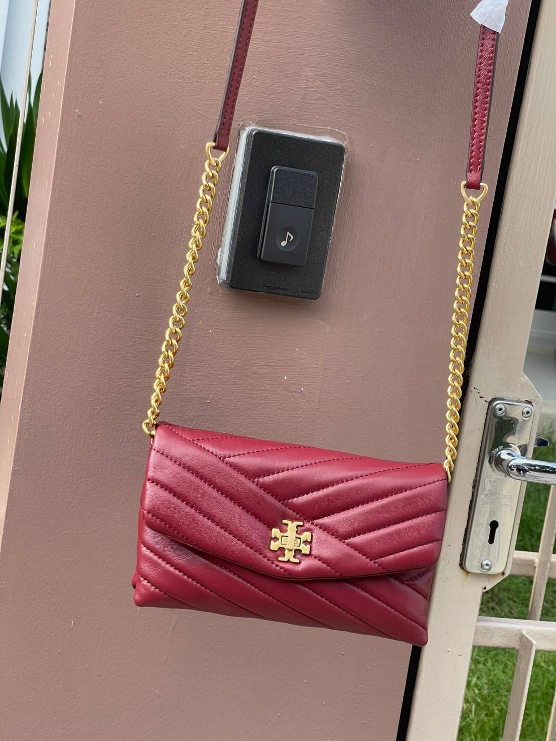 ของแท้ 💯% 】Tory Burch Kira Chevron Chain Wallet Bag เน้นความเรียบหรูดูแพง ต้องยกให้รุ่นนี้ ซึ่งมีขนาดกะทัดรัด ให้ลุคสาวมั่น Active ดูทะมัดทะแมง เหมาะสะพายในวันลำลอง และด้วยความที่เป็นแบรนด์ของทอรี่
