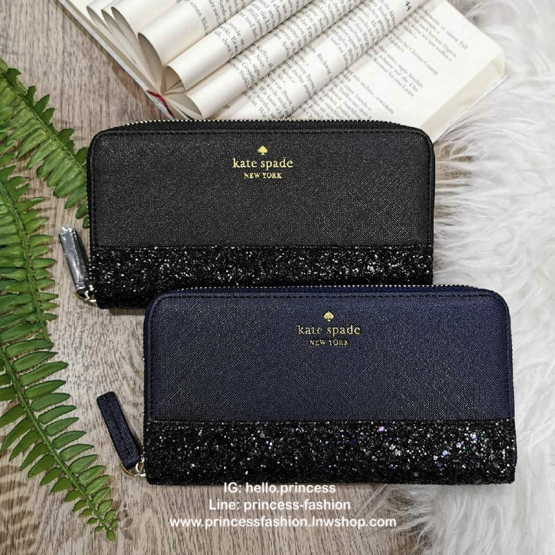 KATE SPADE NEW YORK GLITTER LONG WALLET กระเป๋าสตางค์ใบยาวรุ่นใหม่ล่าสุดจาก KATE SPADE FACTORY หนัง SAFFIANO ตัด Gitter วิ้งๆสวยหรูอยู่ทรงตามคอนเซปคอลเลคชั่นใหม่ เปิดปิดด้วยซิปรอบด้านหน้ามีโลโก้สวยเรียบหรูภายในมีโลโก้ ช่องซิปกลาง ช่องใส่บัตรหลายช่อง สามาร