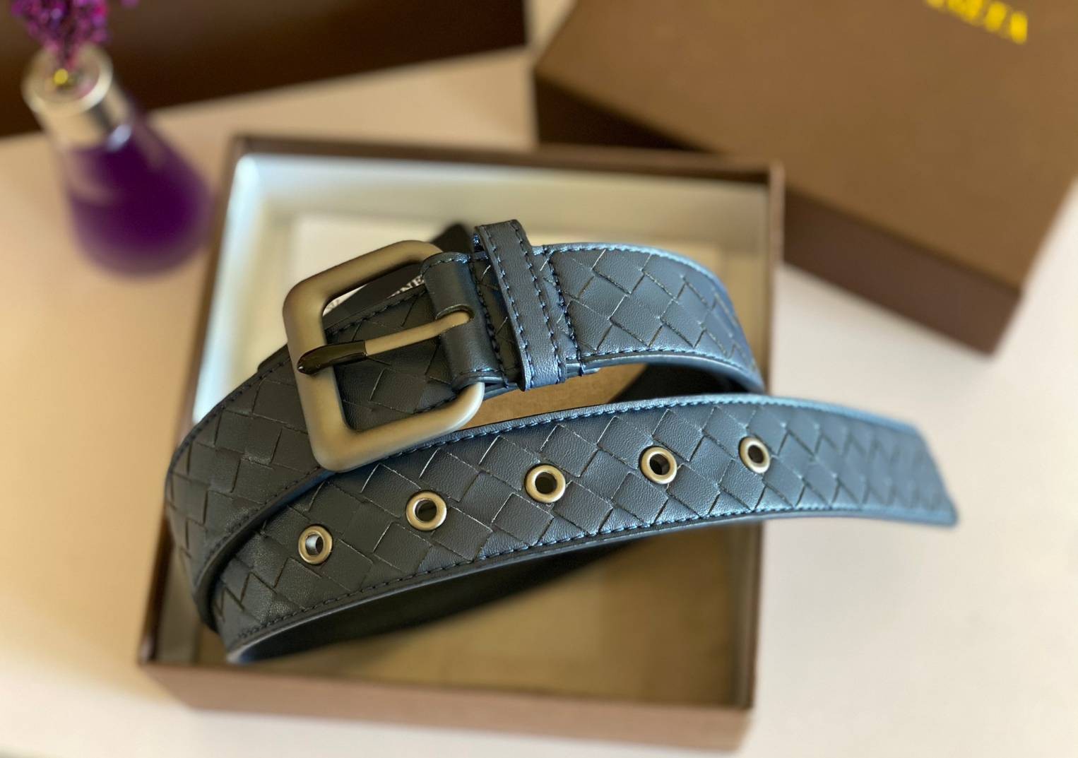 VIP 】♥️ BOTTEGA VENATA BELT เข็มขัดสุดหรูงานหนังแท้ ดีไซน์สุดคลาสสิคสไตล์ พร้อมส่ง 3 สี ภาพสินค้าถ่ายจากงานขายจริง สวยมากค่ะ หนังคุณภาพดีมาก เข้าได้กับทุกลุ๊คสไตล์การเเต่งตัว สวยหรูดูดีมีระดับ ไอเท็มนี้แนะนำเลยค่ะ!