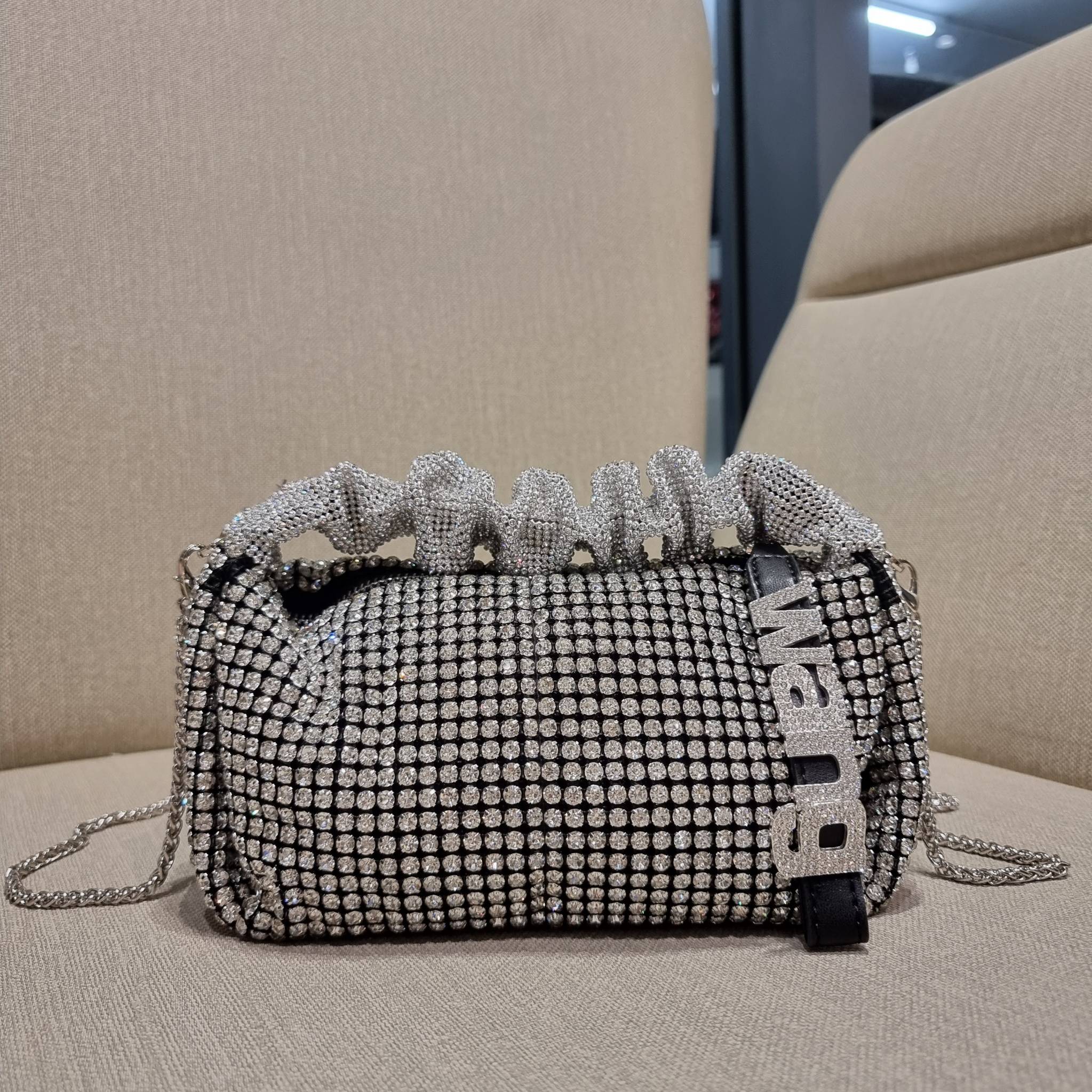 ALEXANDER WANG EXCLUSIVE POUCH IN RHINESTONE MESH ใหม่ล่าสุด เอ็กซ์คลูซีฟไอเท็ม ที่หรูเลิศกว่าใคร กระเป๋าพอชตกแต่งพลอยเทียมรอบใบ ยันหูจับ!! หรูหรา โดดเด่น ดูแพง ด้วยการตัดเย็บเรียงร้อยลงบนตาข่ายเนื้อละเอียด ทำให้ดูดีมีราคางดงามจริงๆ ดีไซน์ทรงพอช ถือใช้งาน