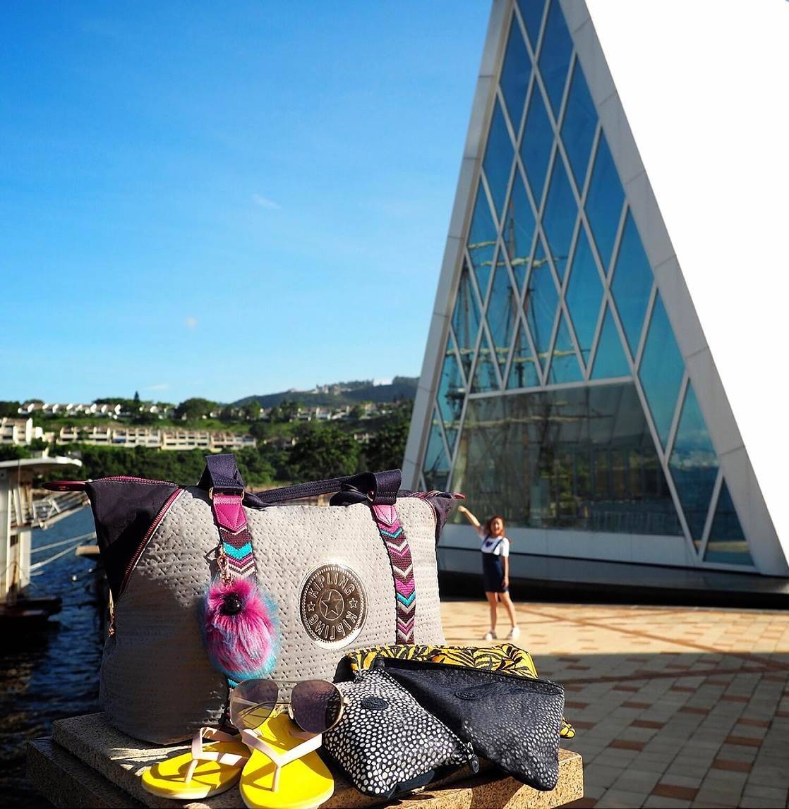 BEST SELLER! NEW! KIPLING ART TOTE BAG กระเป๋าถือหรือสะพายรุ่นใหม่ Special Limited Edition วัสดุ Nylon+Polyester 100% น้ำหนักเบาโดดเด่นที่สามารถรูดซิปมุมกระเป๋าเปลี่ยนทรงได้ไม่จำเจ มีหูหิ้วสะพายไหล่เเละสายยาว crossbody เลื่อนปรับระดับได้ มือจับหูหิ้วเป็นห