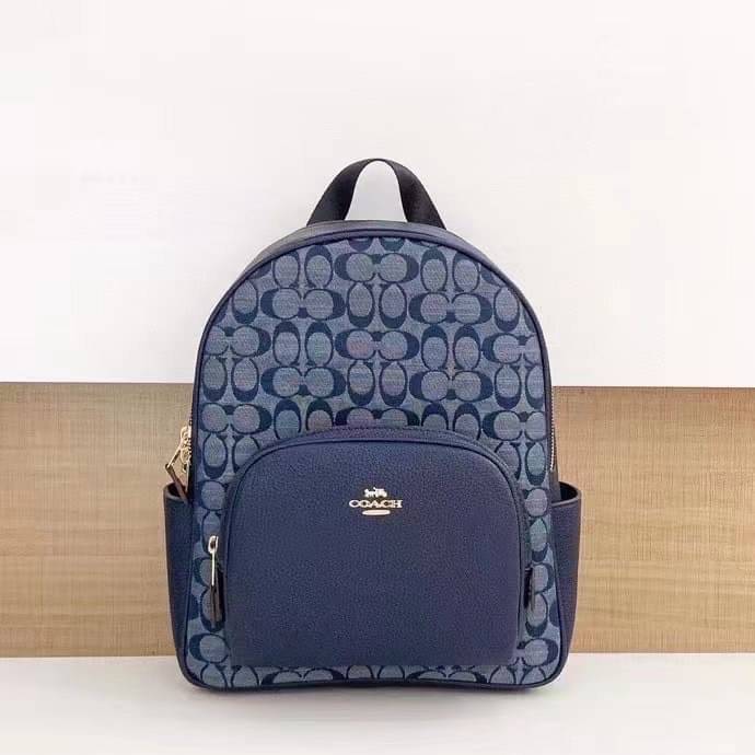 COACH COURT BACKPACK IN SIGNATURE 🌈 สวยกันก่อนใคร วางน้องไม่ลงเลยจริงๆค่าา 😍 พร้อมส่ง! อีกหนึ่งกับกระเป๋าสะพายหลังแบบมีหูหิ้วในตัว ใส่สัมภาระได้เยอะ ครบครันค่ะ ใบจริง น่าใช้มากๆ พกพาสะดวกได้ทุกๆวัน แถมใส่ของได้จุ ไปไหนไปกันกับใบนี้ได้เลยค่