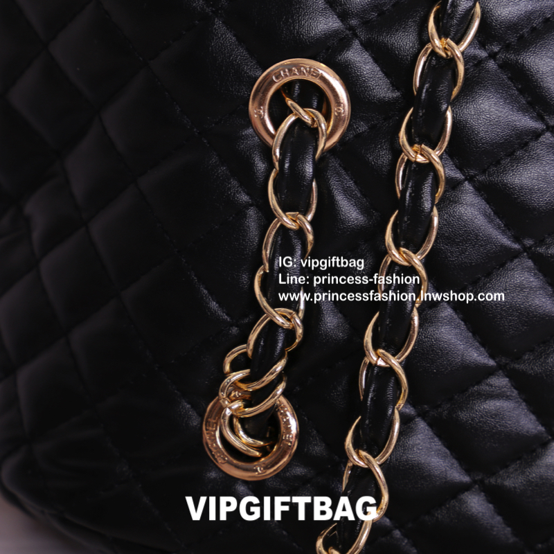 Chanel Tote Shoulder Bag With Chain VIP Gift With Purchase (GWP) สินค้า VIP Gift With Purchase (GWP) รุ่น Limited Edition พรีเมี่ยมกิ้ฟของแท้ กระเป๋าทรง tote วัสดุหนังเรียบลายตาราง สวยหรู อะไหล่ทอง ด้านหน้าแต่งโซ่ร้อยหนัง ดีเทลโดดเด่น พร้อมเย็บโลโก้หนัง C
