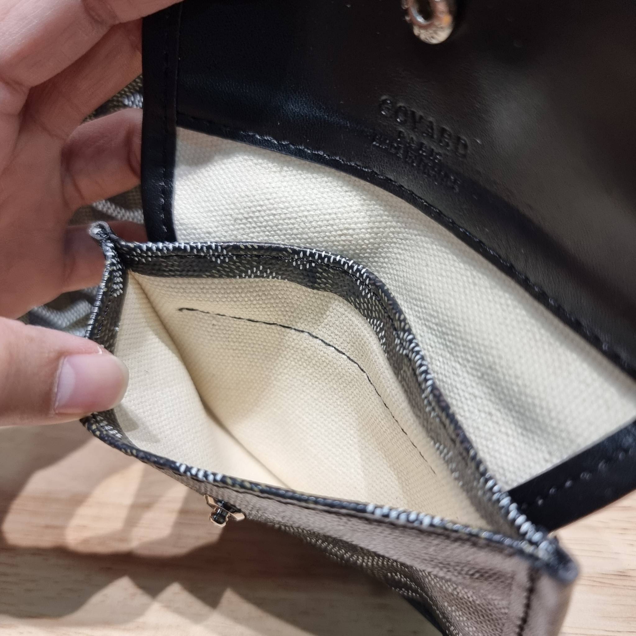 GOYARD MINI ANJOU REVERSIBLE TOTE ฮอตไอเท็ม กับกระเป๋าสะพายทรงโท้ท ไซส์มินิ กะทัดรัดมาก มาครบสีขายดี เลิศทุกสี รูปทรงคลาสสิค ดีไซน์เป็นเอกลักษณ์ ใช้งานได้หลากหลาย สามารถกลับด้านใช้ได้แบบไม่มีเบื่อ