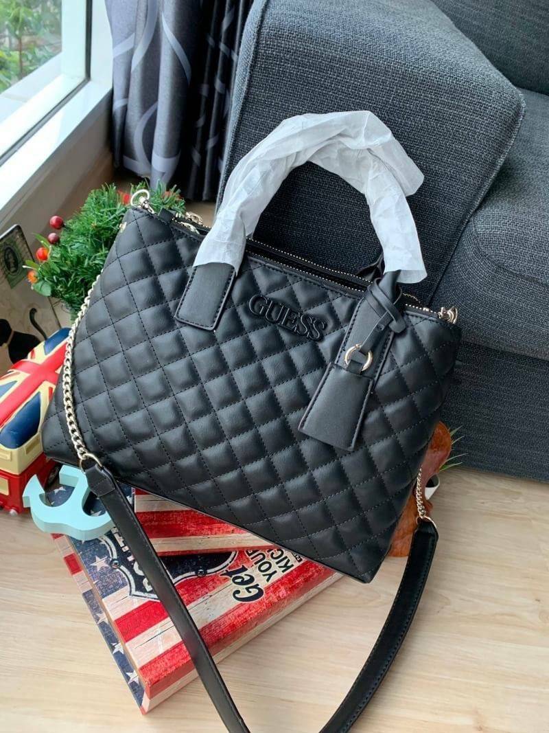 Guess Elliana Quilted-Look Handbag กระเป๋าสะพายรุ่นใหม่ล่าสุดจาก Guess วัสดุหนังนิ่มเรียบ แต่งลายตารางสวยดูมีดีเทล ขนาดกำลังดี น้ำหนักเบา ด้านหน้าประดับโลโก้แบรนด์แบบนูน มีช่องใส่ของหลายช่อง เปิดปิดด้วยกระดุมแม่เหล็กและช่องซิป ภายกว้างมีช่องใส่ของแยกเป็นส