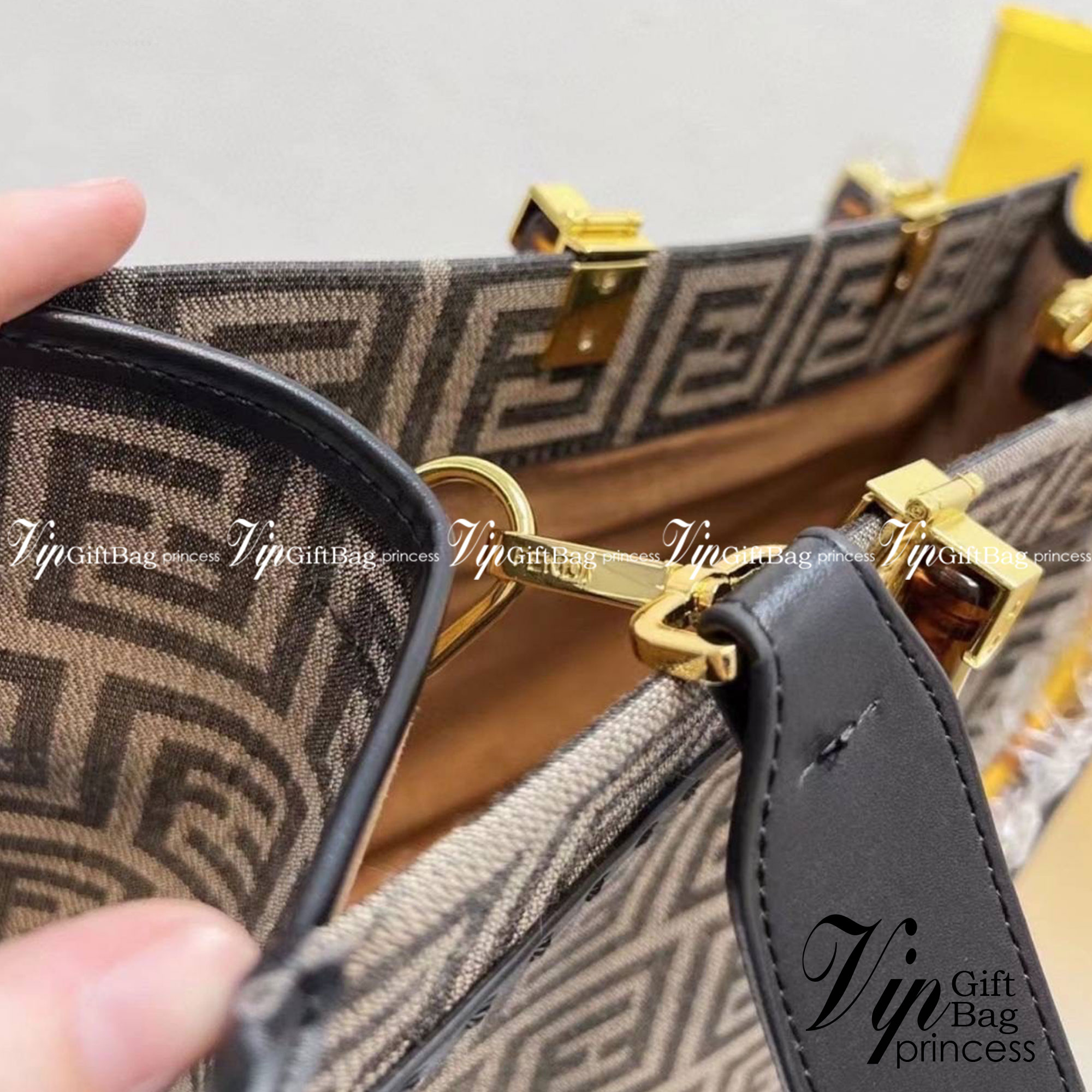 FENDI Sunshine Medium Shopper Tote / FENDI Shopping Shoulder Bag กระเป๋าสะพายทรง shopping ใบใหญ่จุใจ!! ลายกราฟฟิกมาใหม่ดีไซน์คลาสสิควินเทจ สวยหรู ภายในโล่งกว้างมากๆ ใส่ของจุสุดๆ