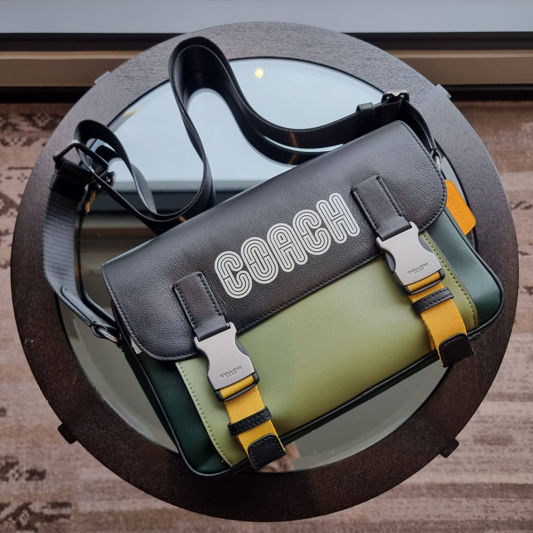 COACH TRACK CROSSBODY IN COLORBLOCK WITH COACH PATCH C6657 C8128 หล่อบอกต่ออีกหนึ่ง กระเป๋าสะพายทรงแมสเซ็นเจอร์ รุ่นเอาใจหนุ่มๆ ที่สาวๆก็อยากใช้!! ด้วยดีไซน์สีคัลเลอร์บล็อคที่โดดเด่น ทำให้ดูน่าใช้งาน วัสดุหนังแท้ สวยคมซ่อนหรู ฝากระเป๋ามีตัวล็อคแน่นหนา เปิ