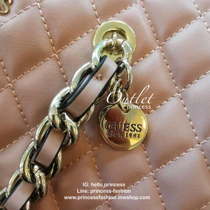 GUESS SWEET CANDY LARGE SATCHEL Handbag รุ่นใหม่หนัง PU นิ่ม เย็บลายตาราง ภายในกว้าง มีช่องซิปภายใน ตัวสายแต่งด้วยโซ่ทองร้อยหนัง สายสะพายถอดและปรับความยาวได้