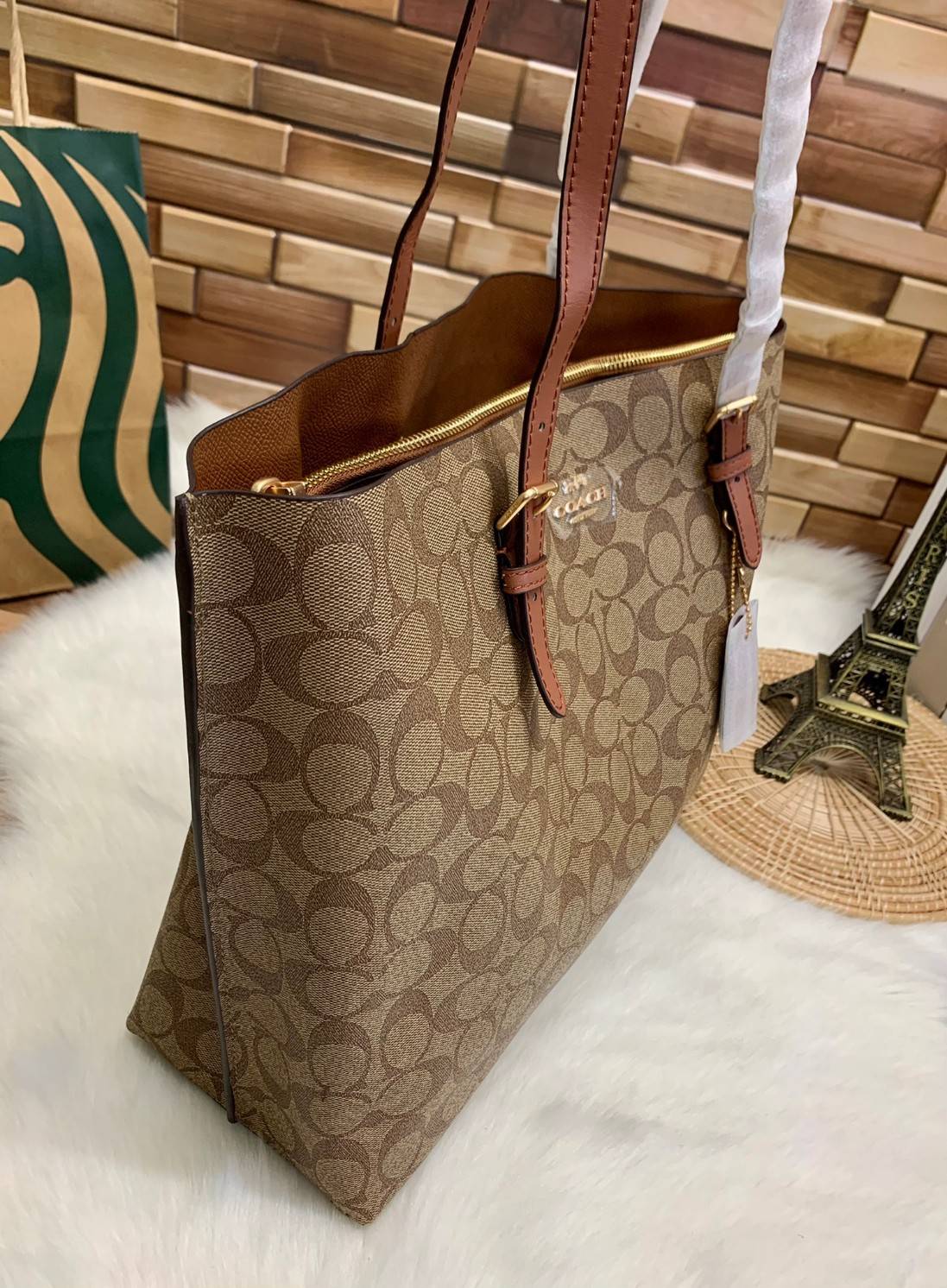 COACH MOLLIE TOTE IN SIGNATURE CANVAS ((1665)) พร้อมส่งอีกครั้ง ห้ามพลาดค่า! กระเป๋าหิ้ว//คล้องไหล่ ใบใหญ่ ทรงTote หนังแท้นิ่มอย่างดีค่ะ ภายในแบ่ง2ช่องใหญ่ สามารถใส่ A4ได้เลย ช่องกว้างมากๆ มีช่องกระเป๋าซิปกลางให้ใส่ของอีกช่องนะคะ