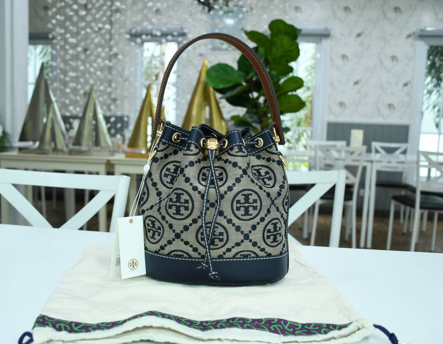 ของแท้ 💯% TORY BURCH Monogram Jacquard Bucket Bag กระเป๋าถือหรือสะพายไหล่ วัสดุผ้า Canvas โลโก้ Jacquard ทรงถัง ตั้งอยู่ทรง กระเป๋าปักลายแบรนด์ สวยหรู สายยาว Crossbody ได้ เปิด-ปิด โดยเชือกรูด เปิด-ปิดพร้อมสลับที่ประดับโลโก้ สวยหรู คุณนาย สุดๆ ไปเ