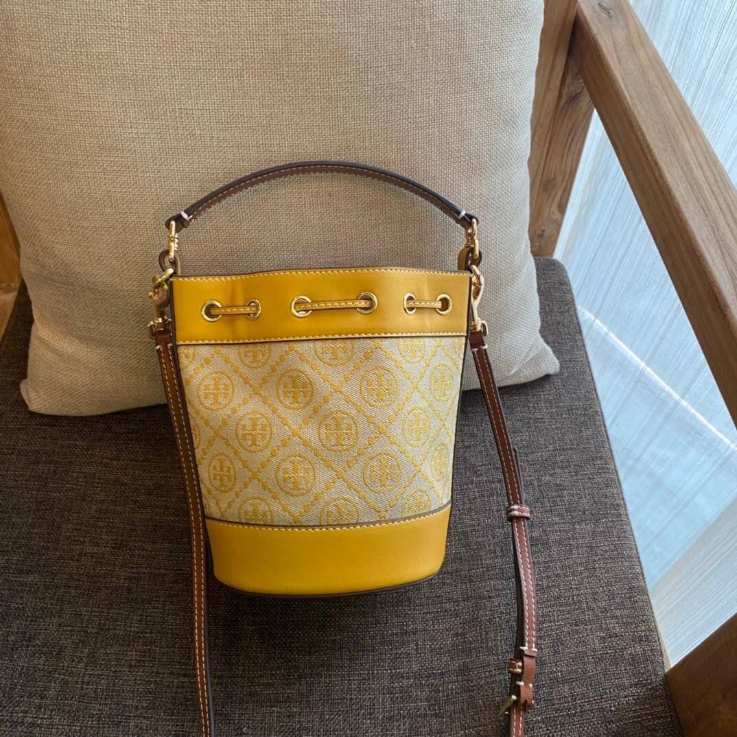 ของแท้ 💯% 】Tory Burch Monogram Jacquard Mini Bucket Bag กระเป๋าถือหรือสะพายไหล่ วัสดุผ้า Canvas โลโก้ Jacquard ทรงถัง ตั้งอยู่ทรง กระเป๋าปักลายแบรนด์ สวยหรู