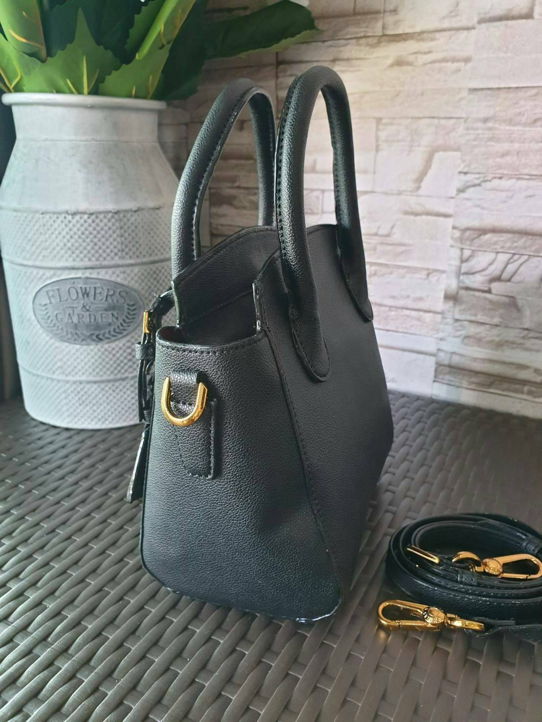 CHARLES & KEITH รุ่น CLASSIC DOUBLE TOP HANDLE BAG CK2-30270225-5 ราคาปกติช้อป (฿2,990.00) กระเป๋าถือ- สะพาย หนังสวยอยู่ทรง สไตล์คลาสสิค เรียบหรู ดูดี ทรงนี้ฮิตตลอดกาล เป็นรุ่นที่ขายดีสุดๆ ไม่มีตกเทรน ด้านหน้าติดโลโก้แบรนด์ อะไหล่ปั้มแบรนด์ มีหมุดรองฐานทั