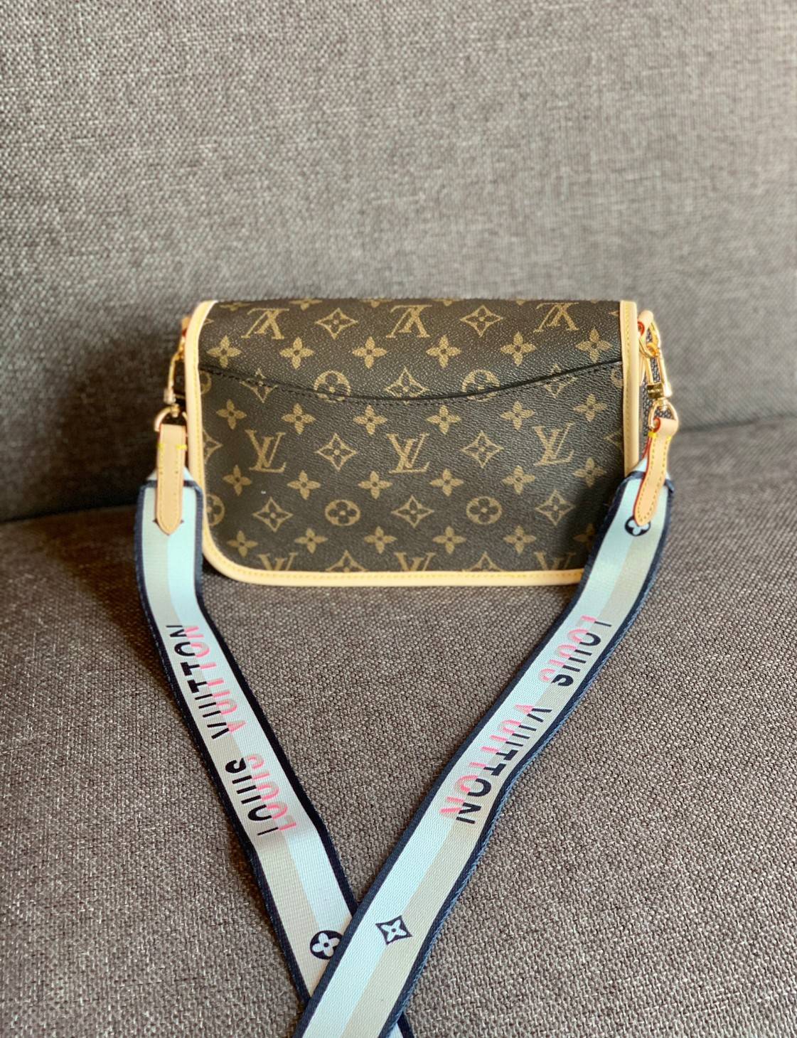 LOUIS VUITTON DIANE MONOGRAM พร้อมส่ง สุดคุ้ม! กับกระเป๋าLV พรีเมี่ยมกิฟ ตปท. หนังแท้ นิ่ม ทรงสวยมากๆค่ะ ((พื้นผิวหนังเป็นการขัดตามธรรมชาติจะมีรอยดำๆตรงขอบหนังนะคะ)) รุ่นนี้มาในลุคสวย หรู ดูชิล เพราะไม่ว่าลุคไหนๆก็เอาจริงๆจ้า! เปิดปิดกระเป๋าแบบกระดุมแม่เห