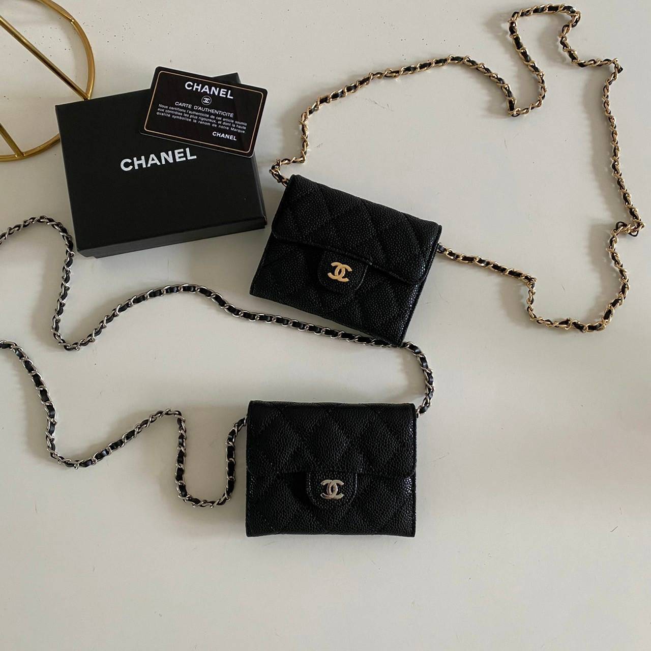 หนังแท้ Chanel wallet on chain / CHANEL BLACK CAVIAR BAG พร้อมส่งที่ไทย รุ่นยอดนิยมไอเท็มฮิตวัสดุหนังแท้คาเวียร์สวยคลาสสิคเปิดปิดด้วยฝาปิดกระดุมด้านหน้ามีโลโก้แบรนด์อะไหล่ทองสวยหรูดูดีมาพร้อมสายโซ่อะไหล่เงินและทองร้อยหนังจะสะพายไหล่ หรือ Crossbody ก็ดูดี 